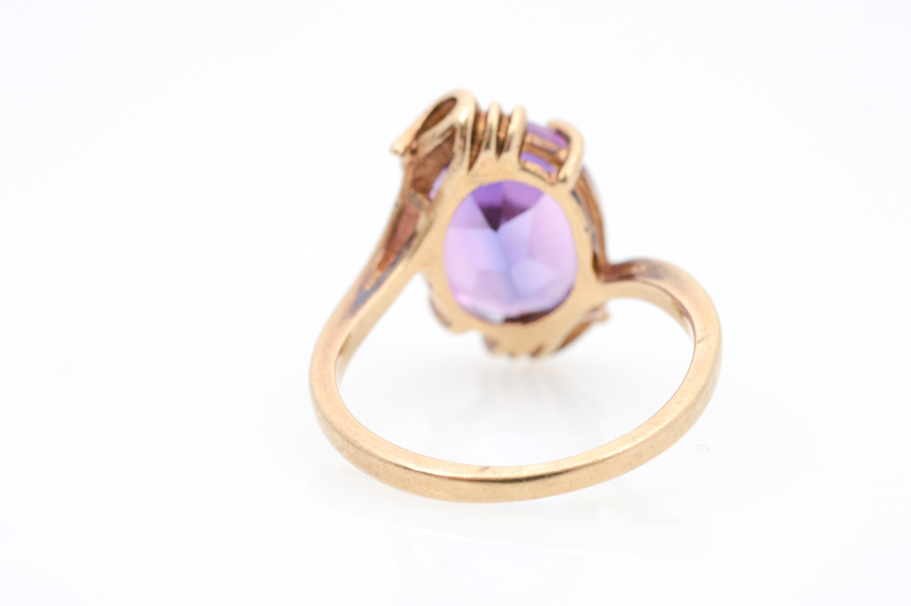 10K Yellow Gold and Synthetic Color Change Sapphire Ring