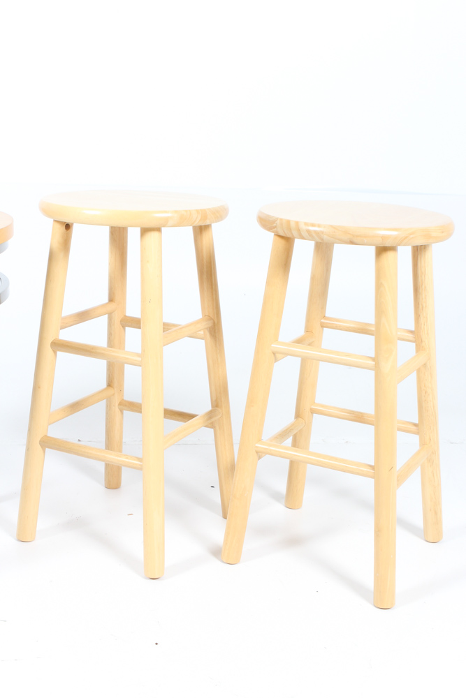 Contemporary Metal Accent Table With Stools