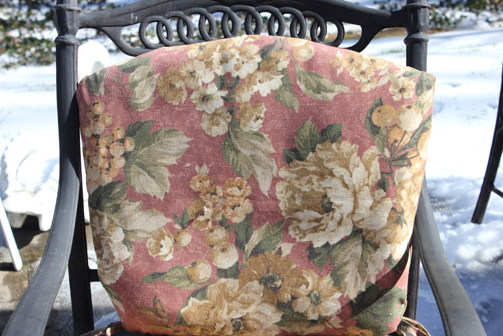 Outdoor Table Set With Umbrella