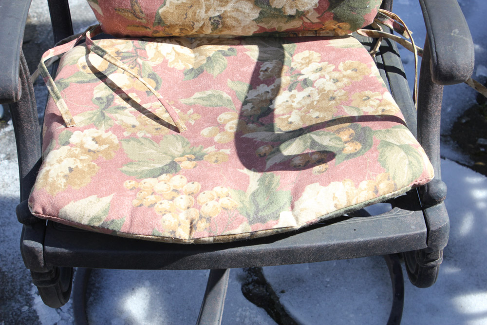 Outdoor Table Set With Umbrella