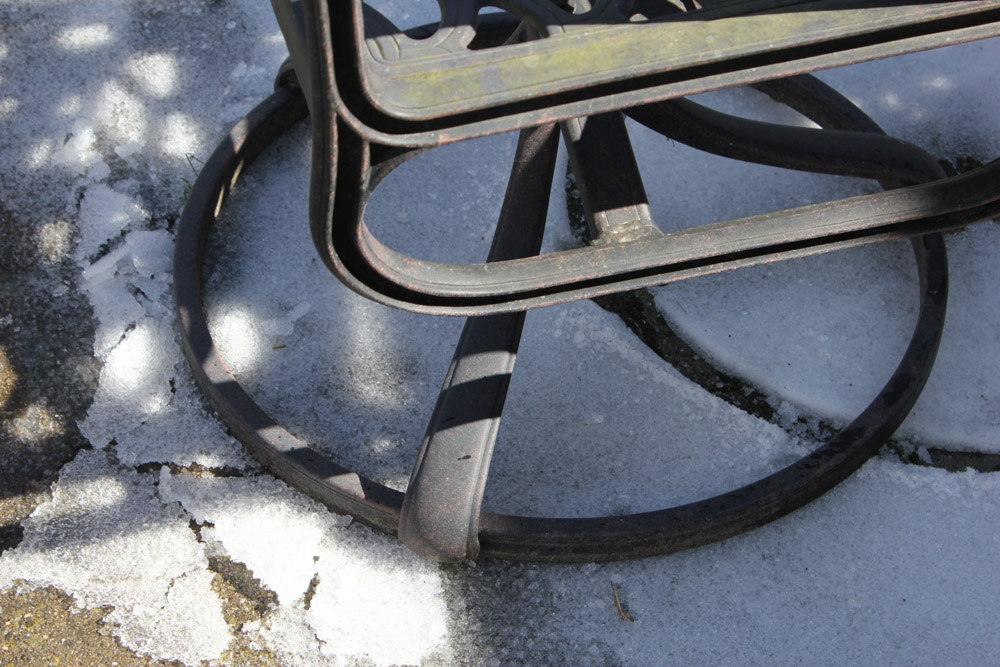 Outdoor Table Set With Umbrella