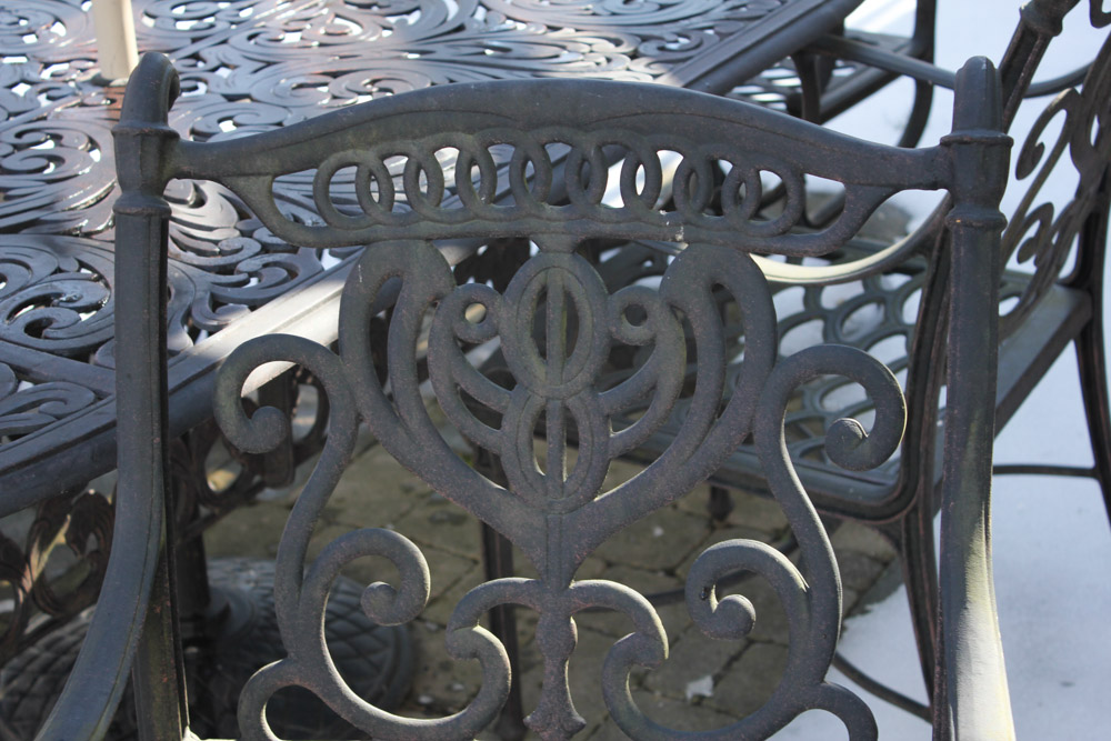 Outdoor Table Set With Umbrella