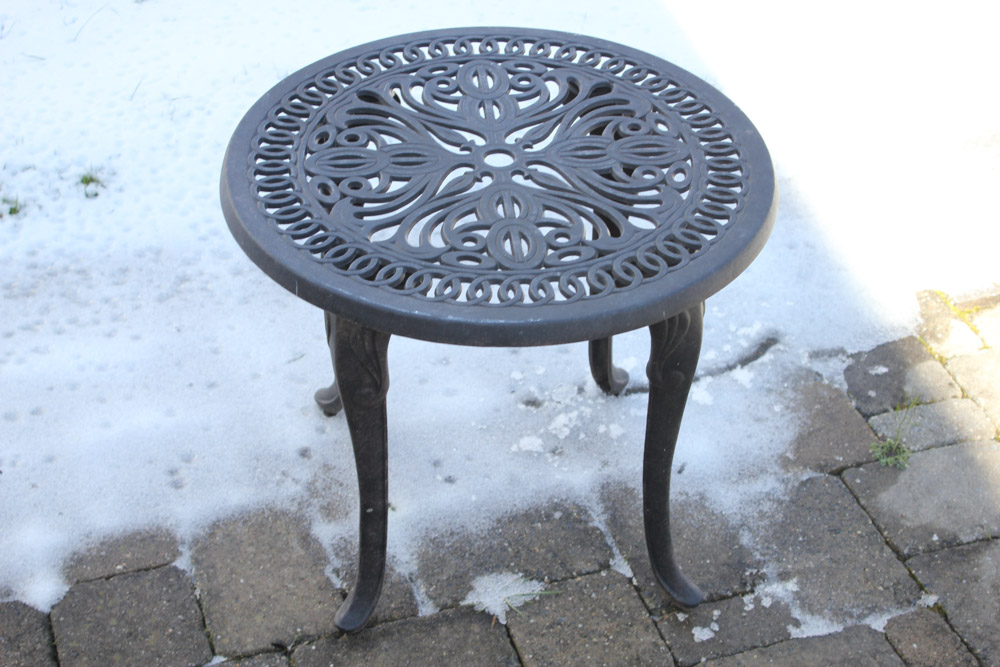 Outdoor Table Set With Umbrella