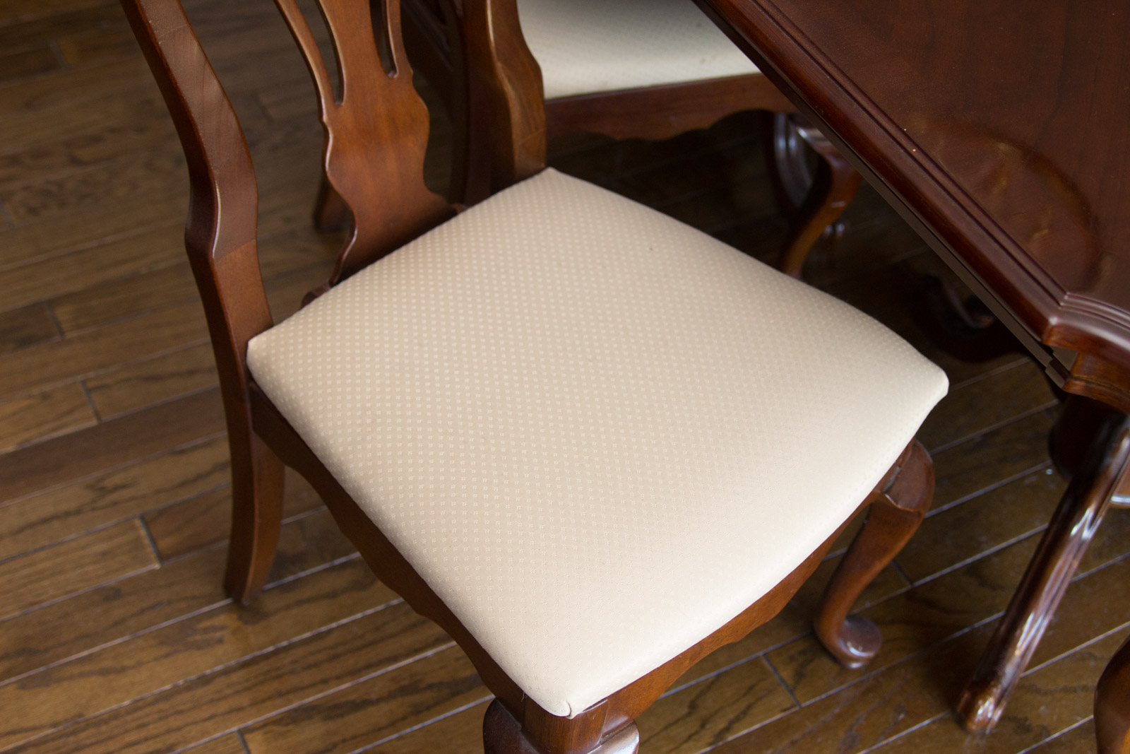 Dixie Furniture Company Queen Anne Style Dining Table and Chairs