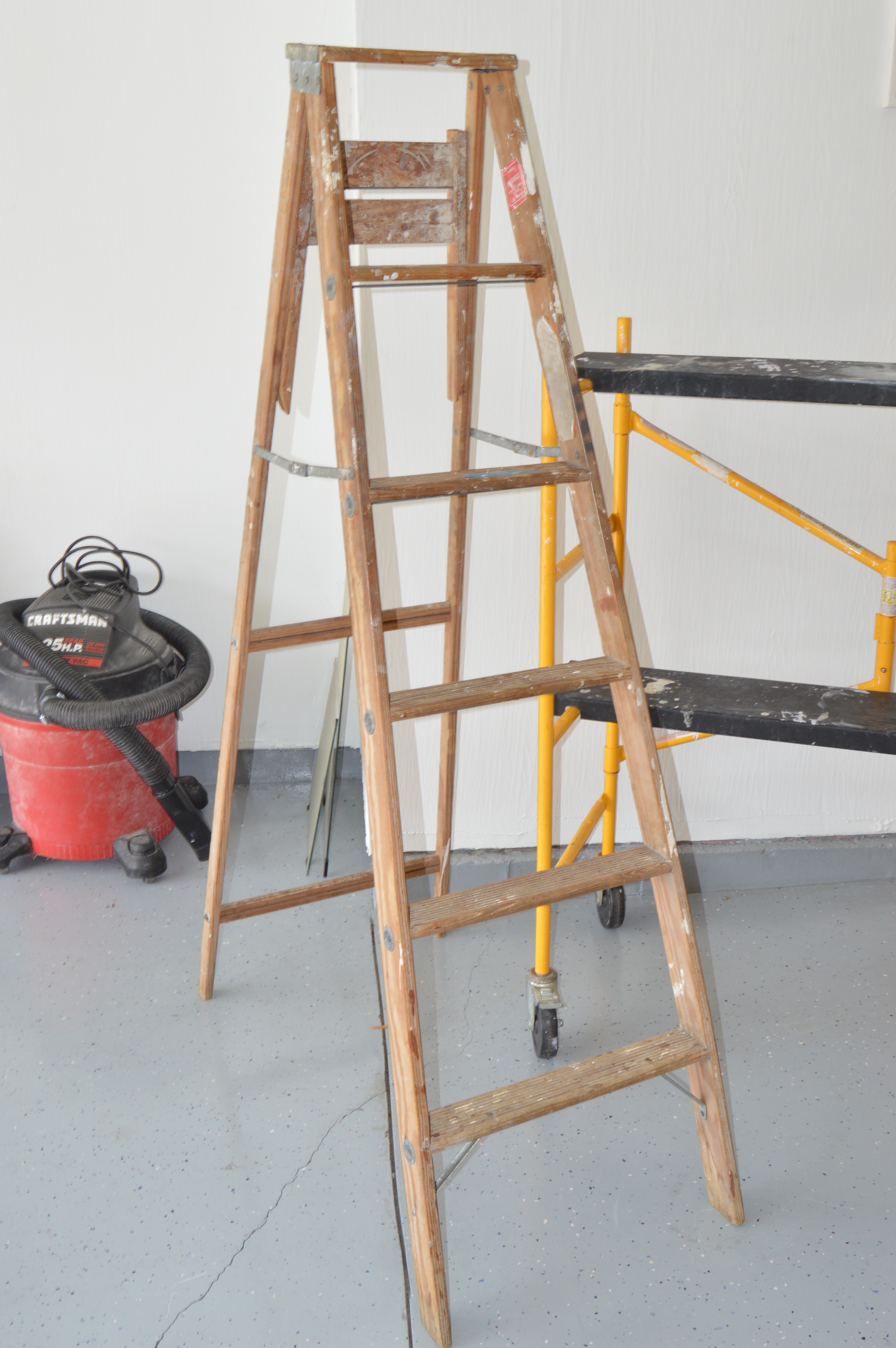 Multipurpose Scaffolding Step Ladder and Wooden Ladder