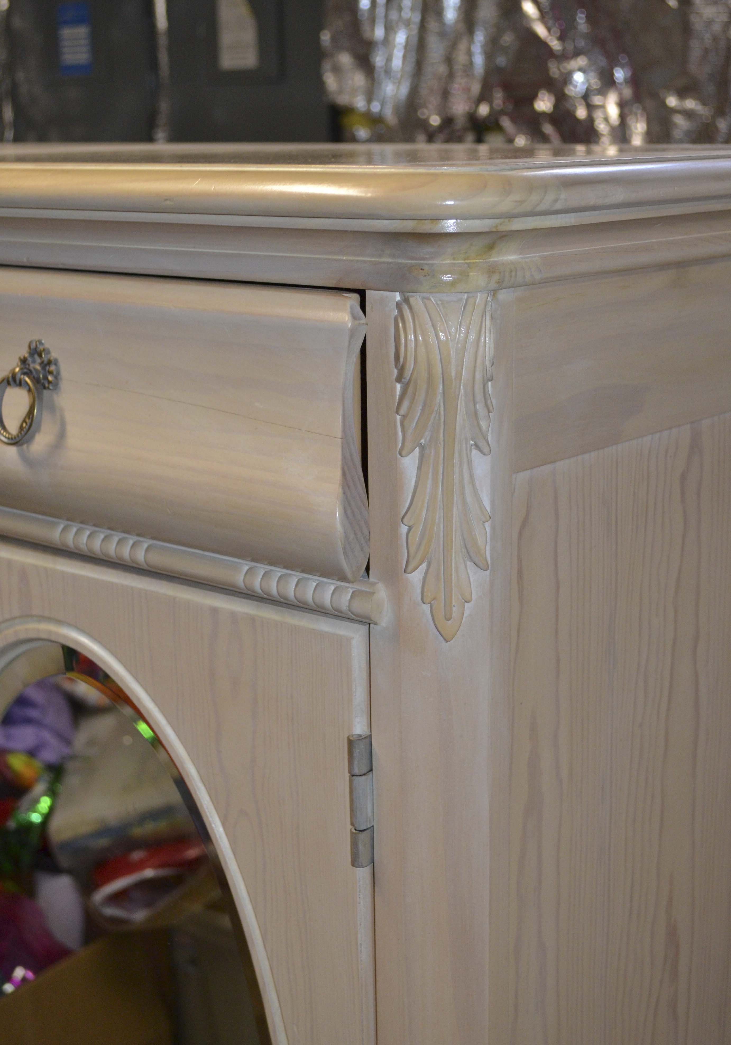 Lexington Furniture Lynnn-Hollyn At Home Armoire