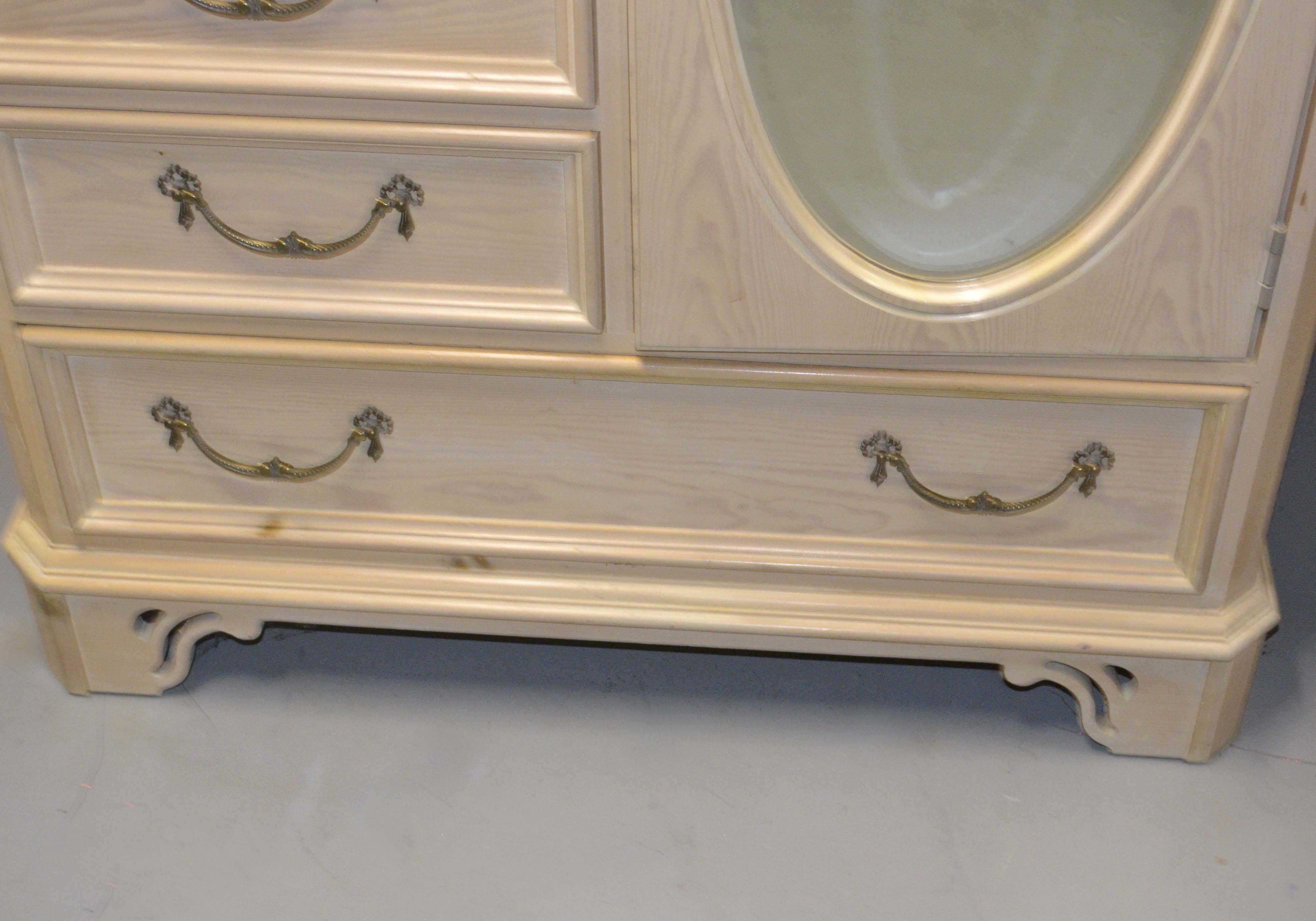 Lexington Furniture Lynnn-Hollyn At Home Armoire