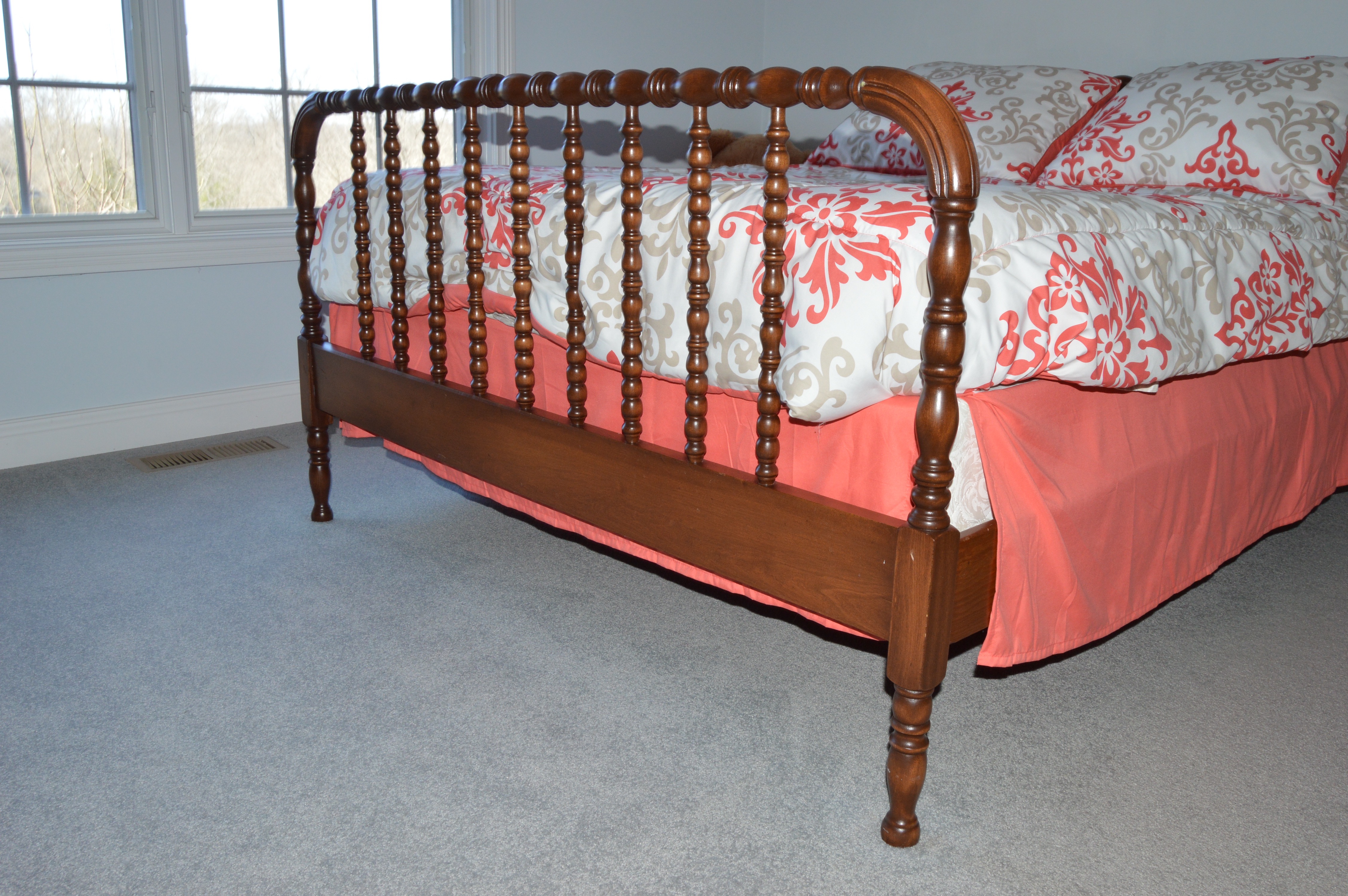 Vintage Spindle Full Size Bed Frame and Comforter Set