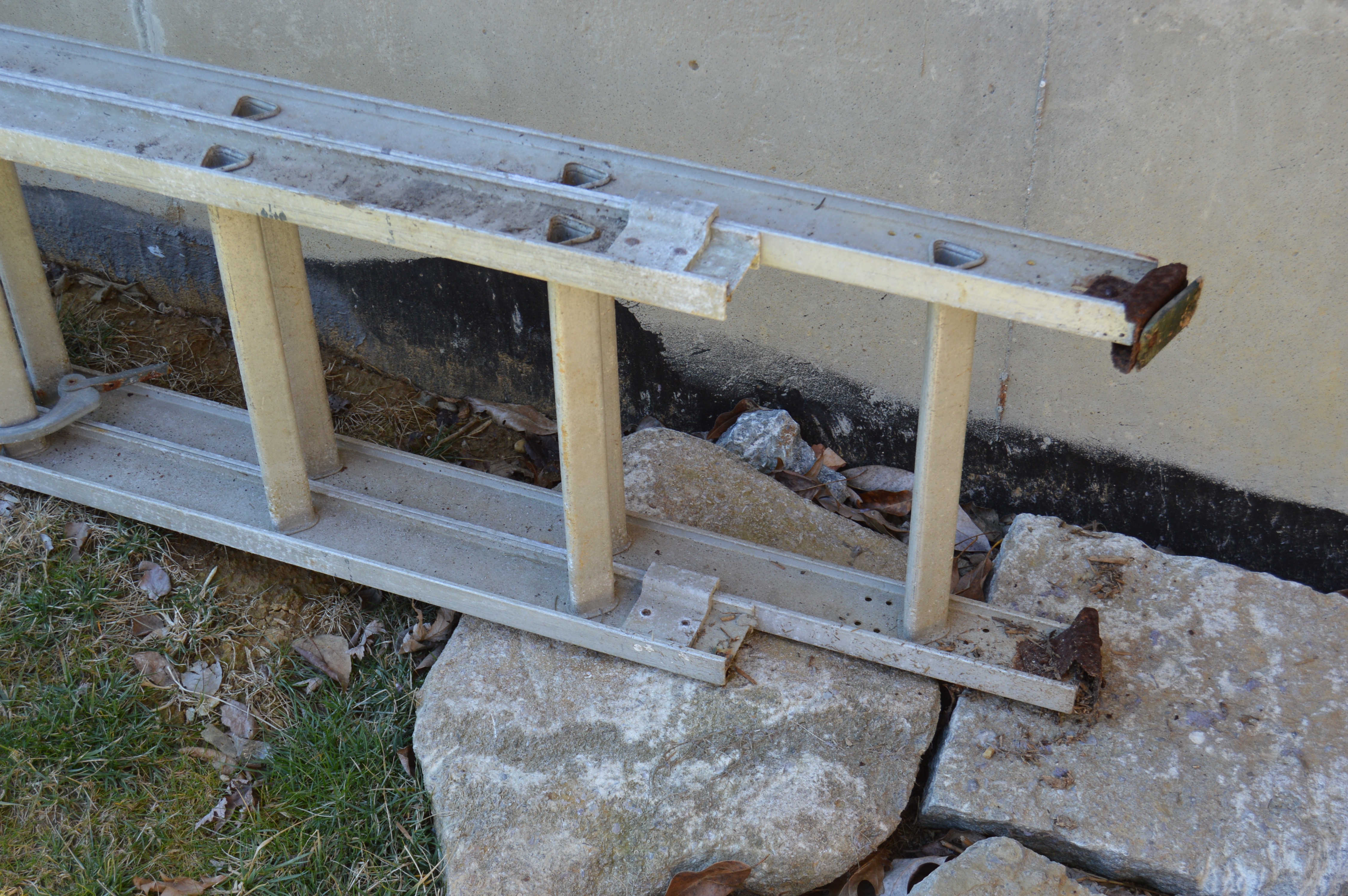 35' Aluminum Extension Ladder and Pair of Levelers