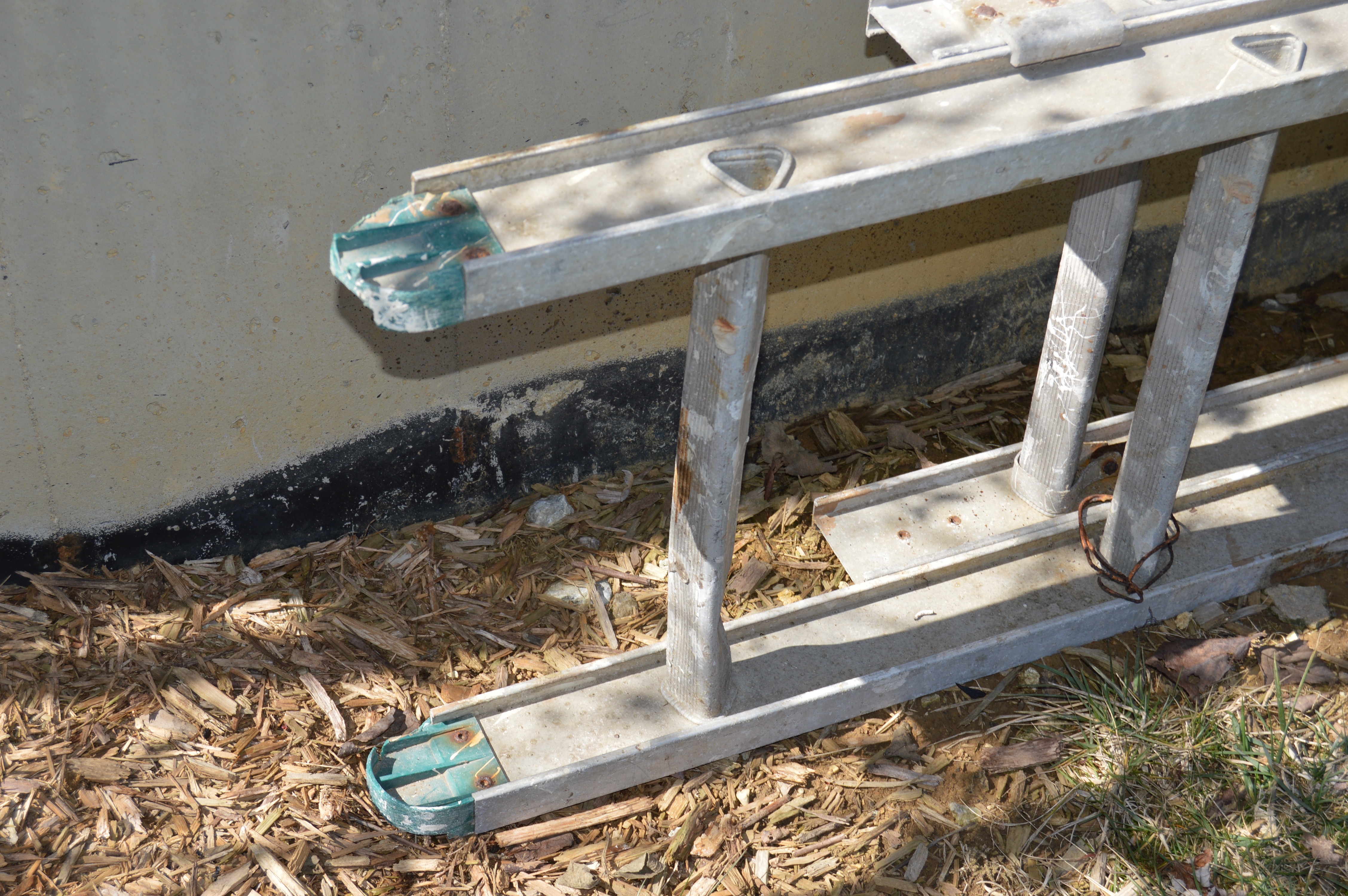 35' Aluminum Extension Ladder and Pair of Levelers