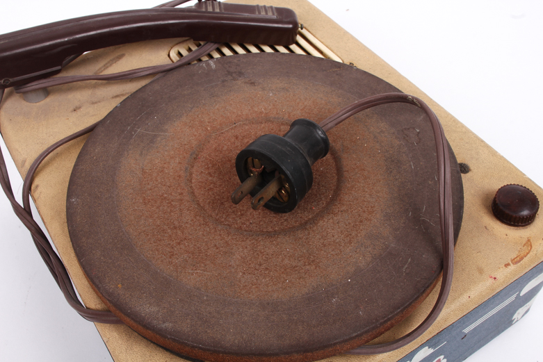 Children's Record Player and Bugs Bunny Record Storybook Set