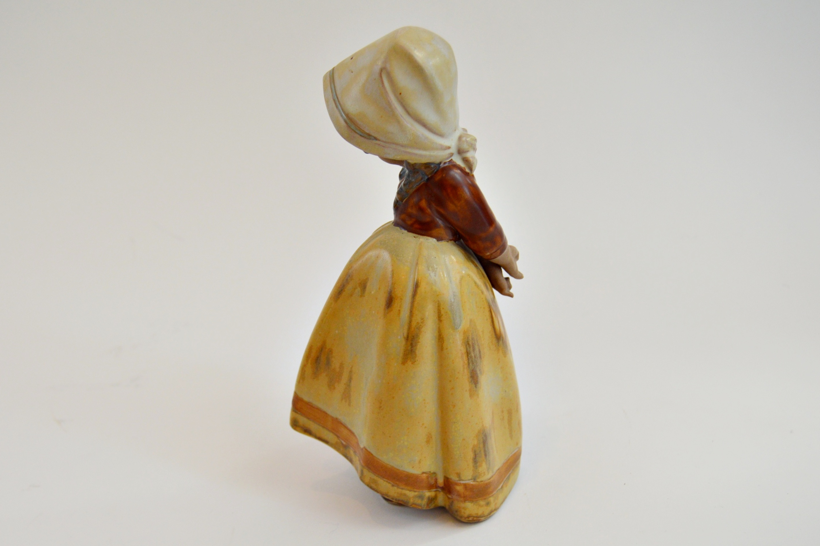 Lladro Girl in Bonnet