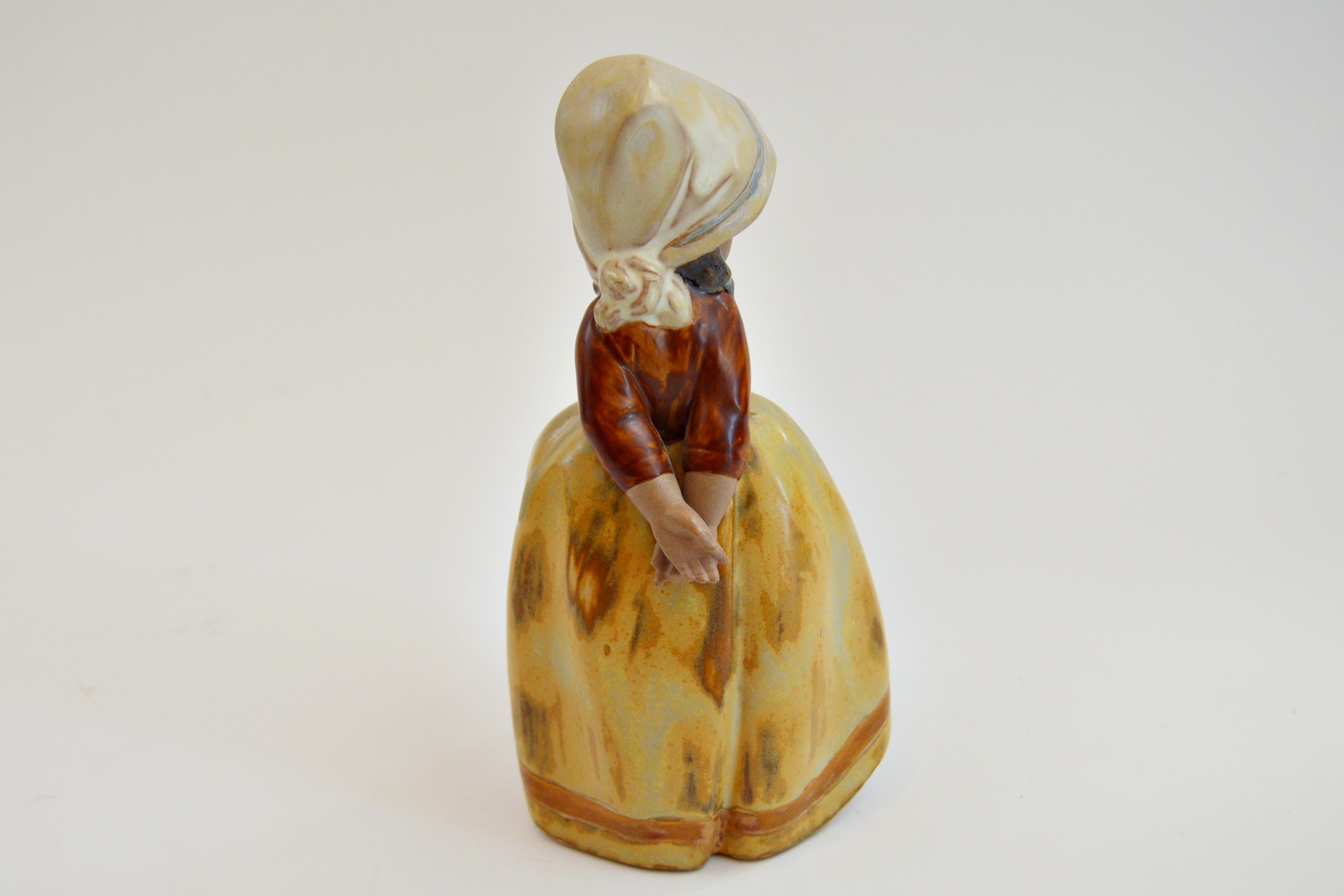 Lladro Girl in Bonnet