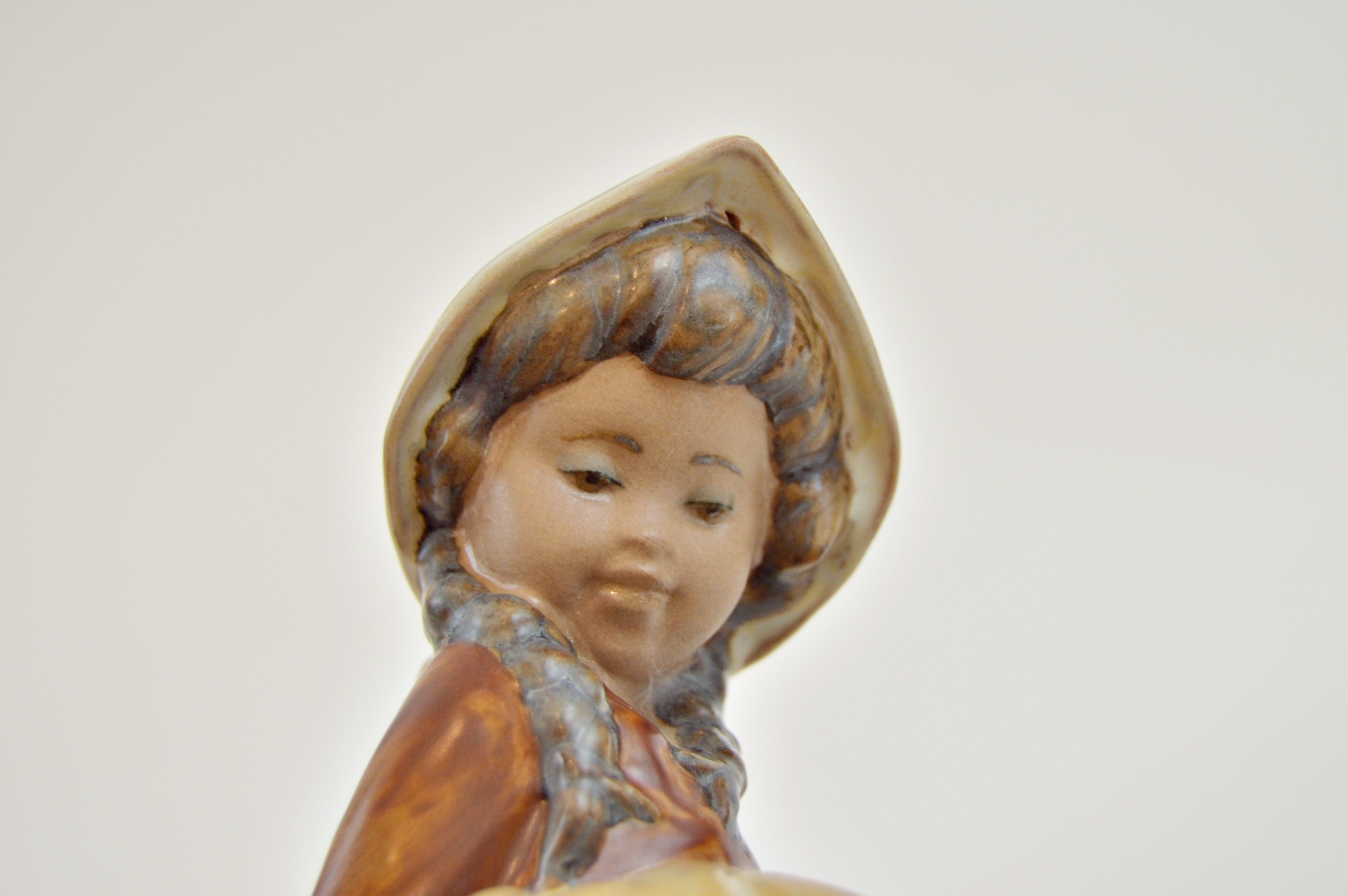Lladro Girl in Bonnet