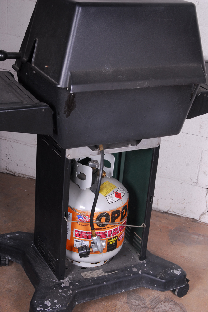 Ducane Gas Grill With Accessories