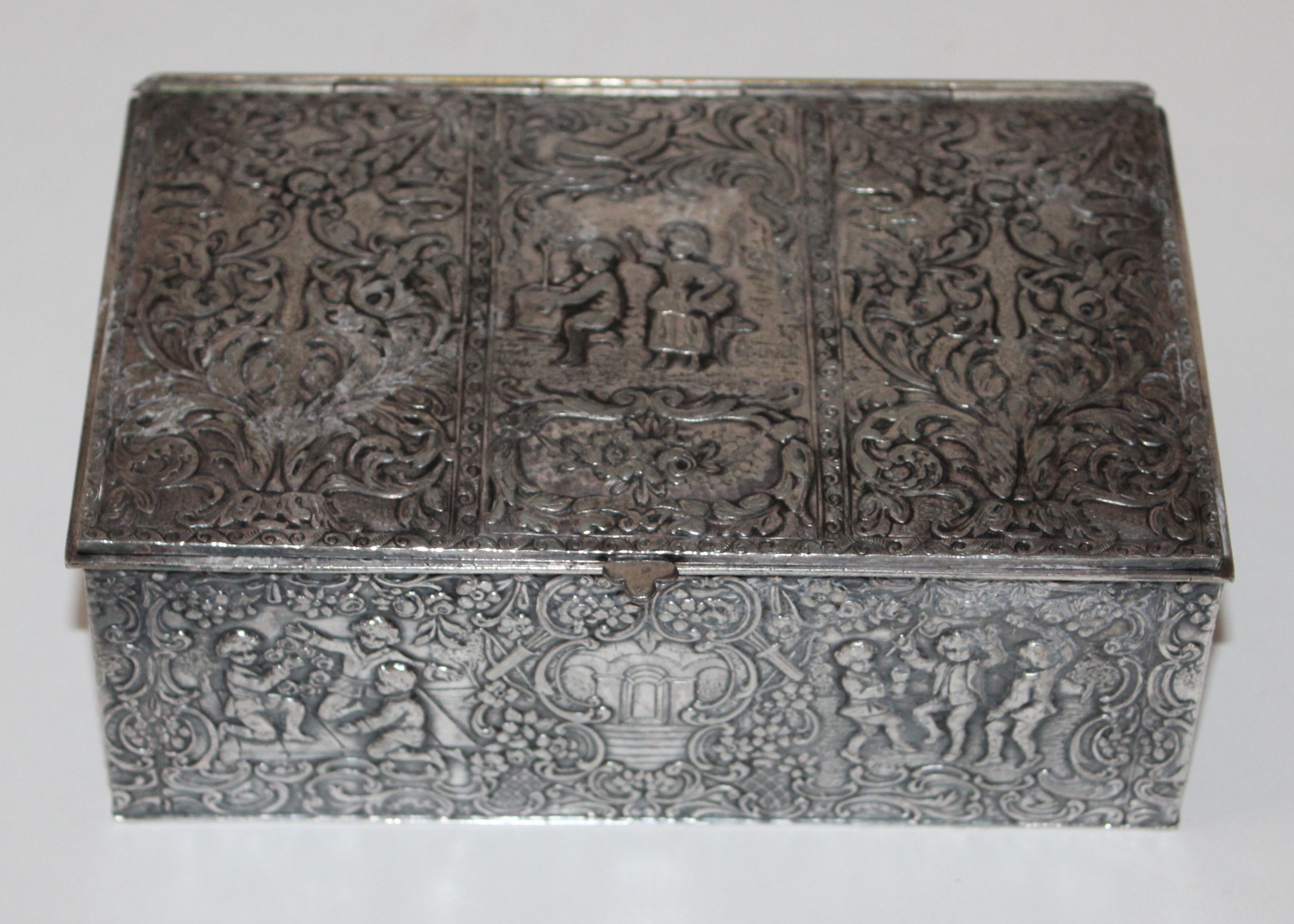 Vintage Derby Silver Plate Co. Repousse Trinket Box