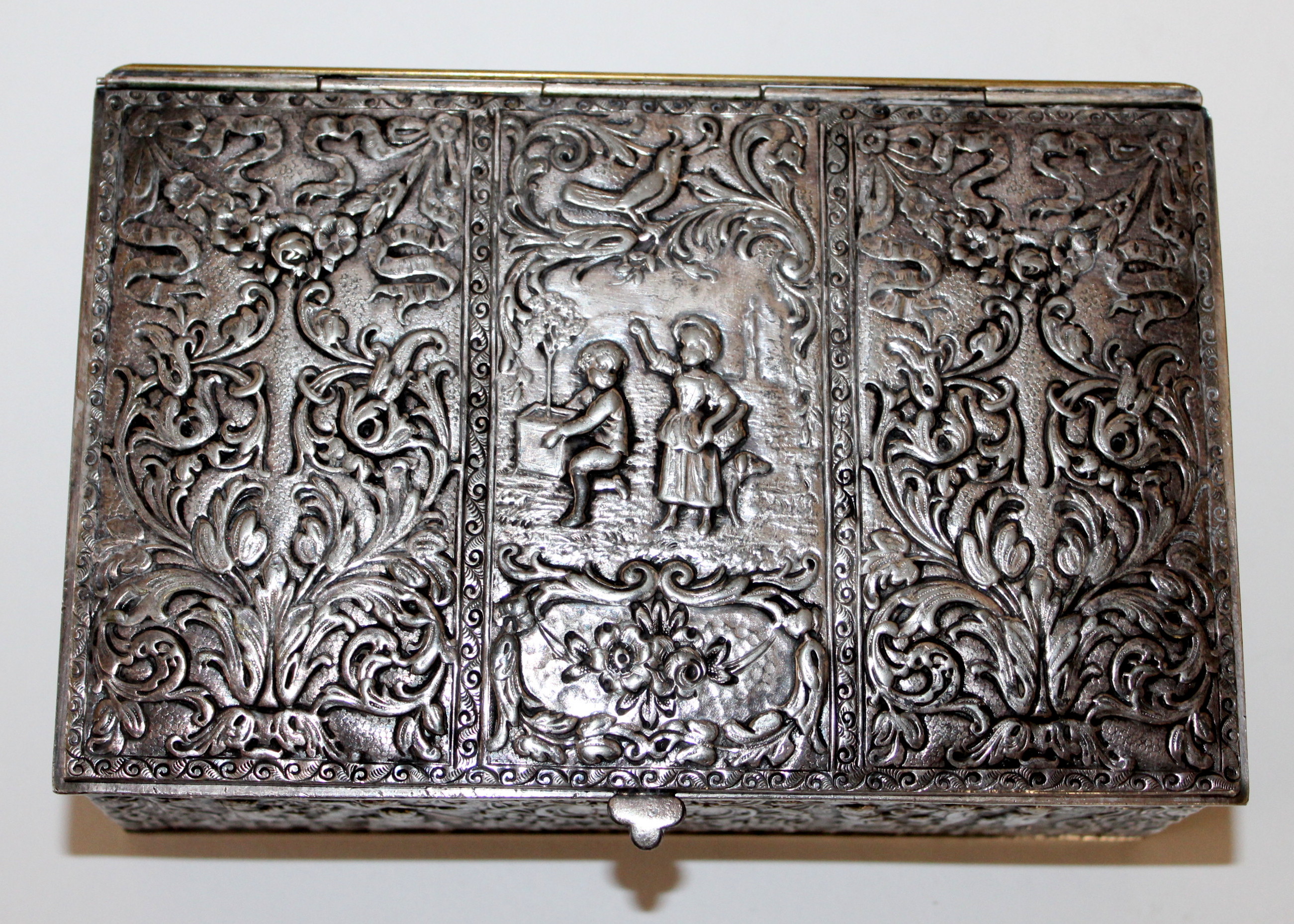 Vintage Derby Silver Plate Co. Repousse Trinket Box