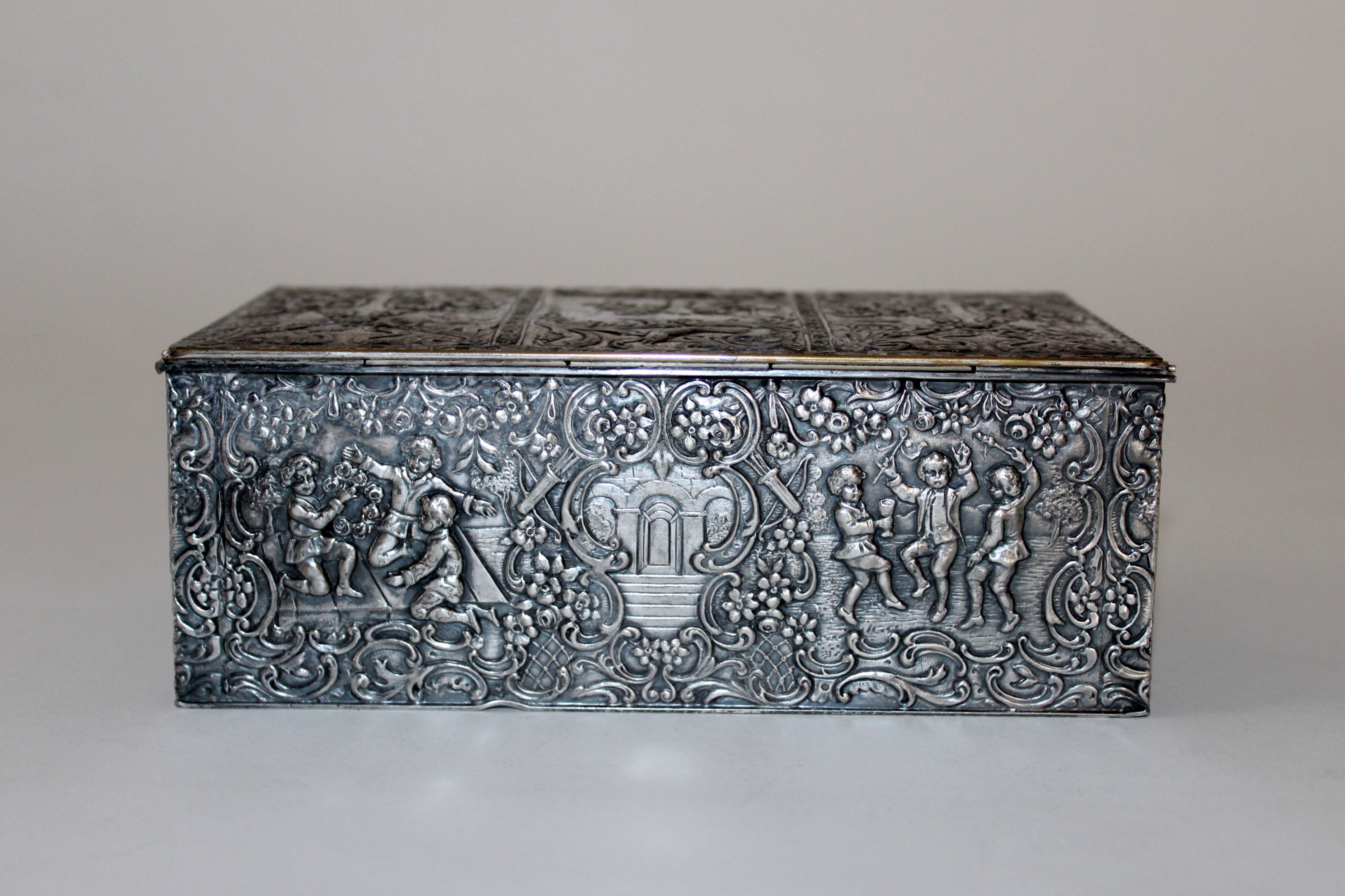 Vintage Derby Silver Plate Co. Repousse Trinket Box