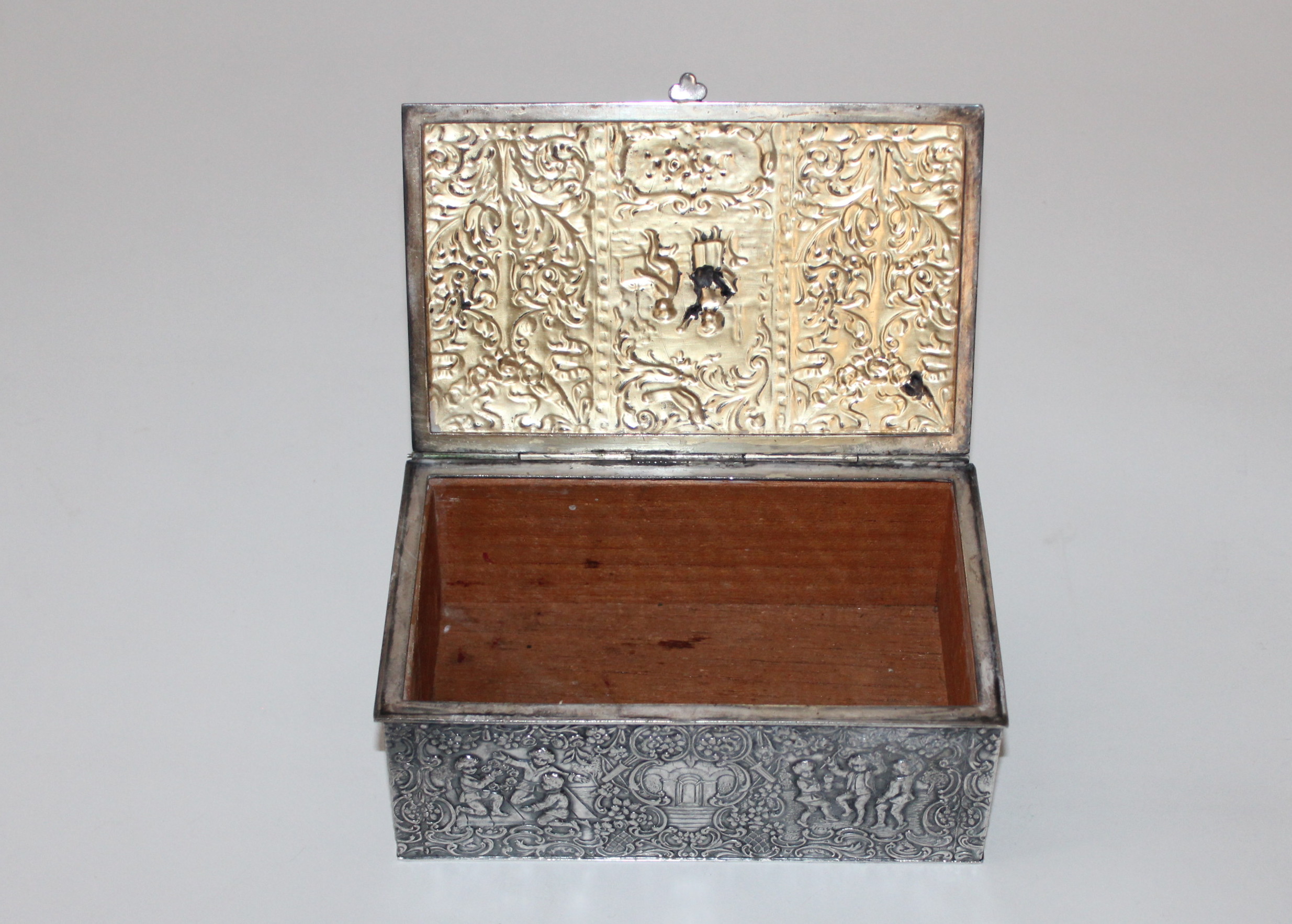 Vintage Derby Silver Plate Co. Repousse Trinket Box