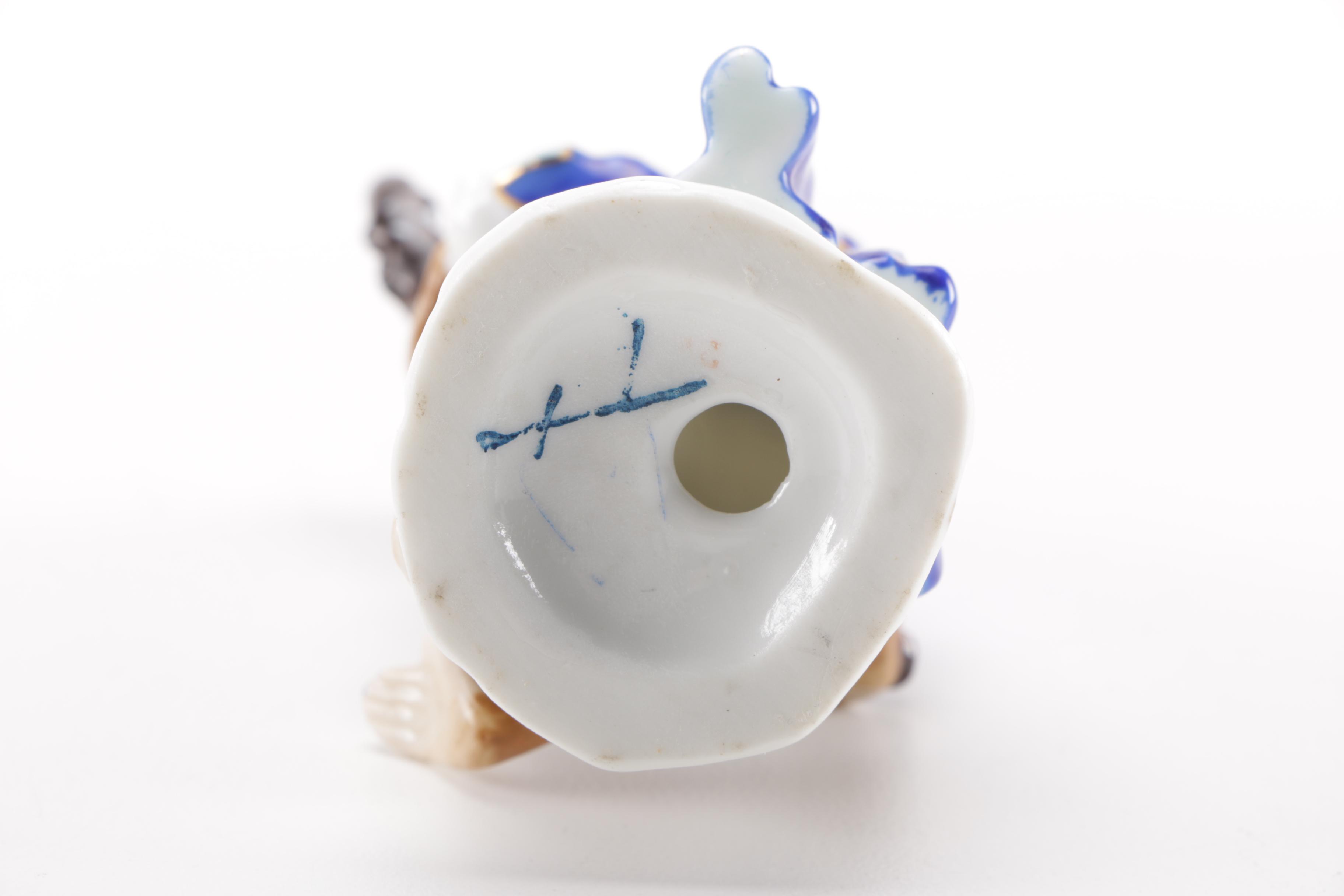 Colonial Attire Monkey Musician Figurines With Podium