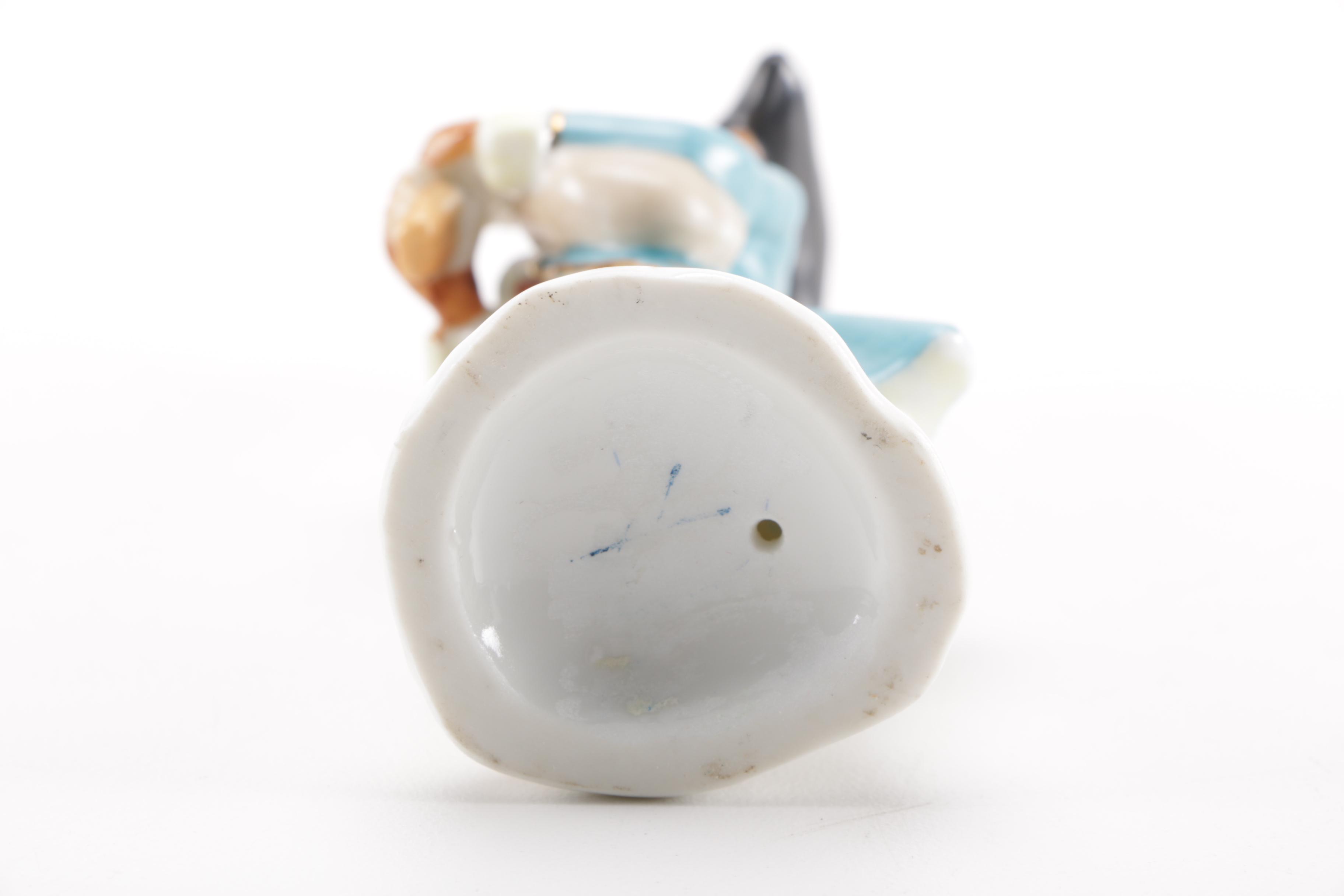 Colonial Attire Monkey Musician Figurines With Podium