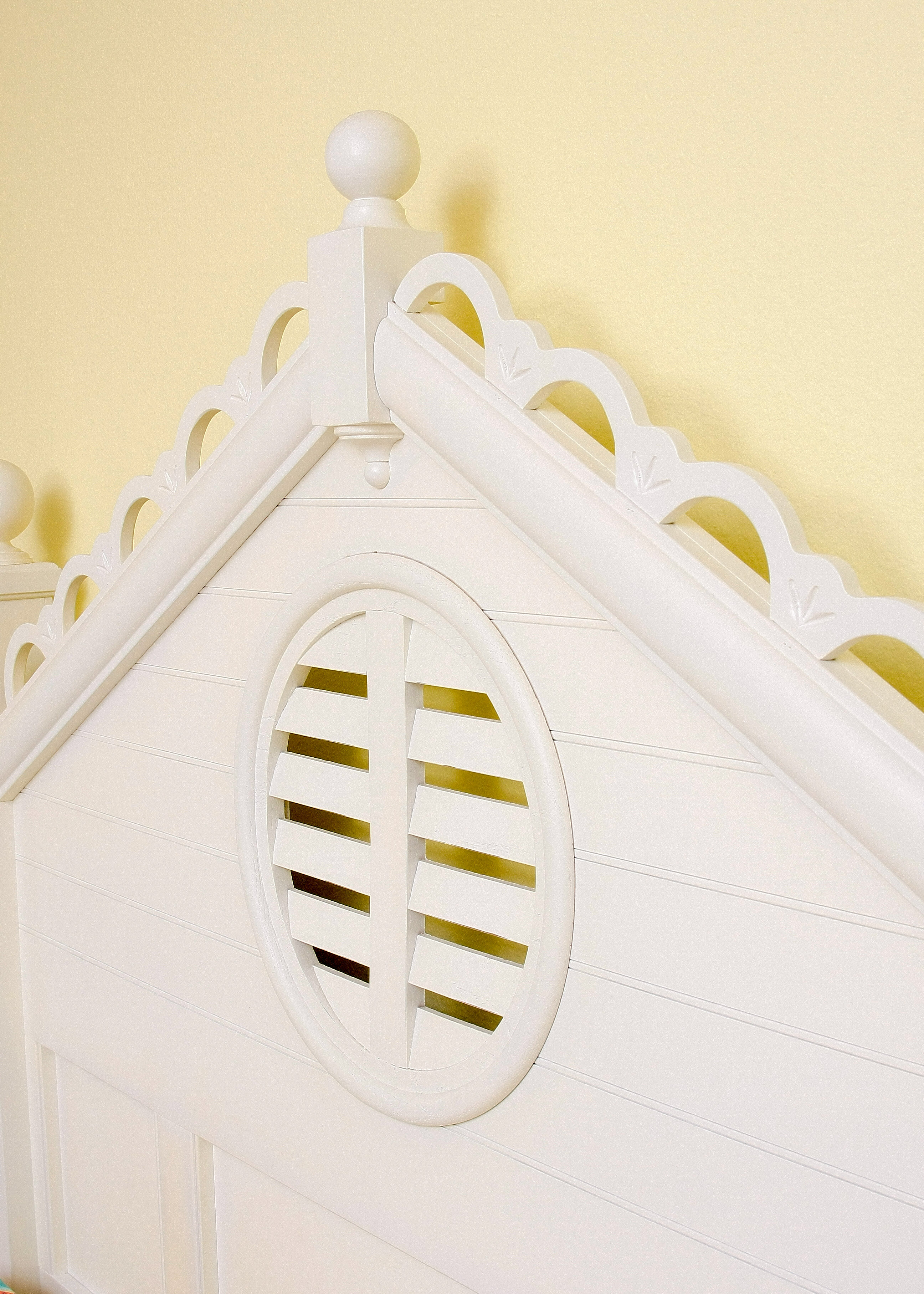 Lexington Furniture White Wicker and Wooden Bedroom Set