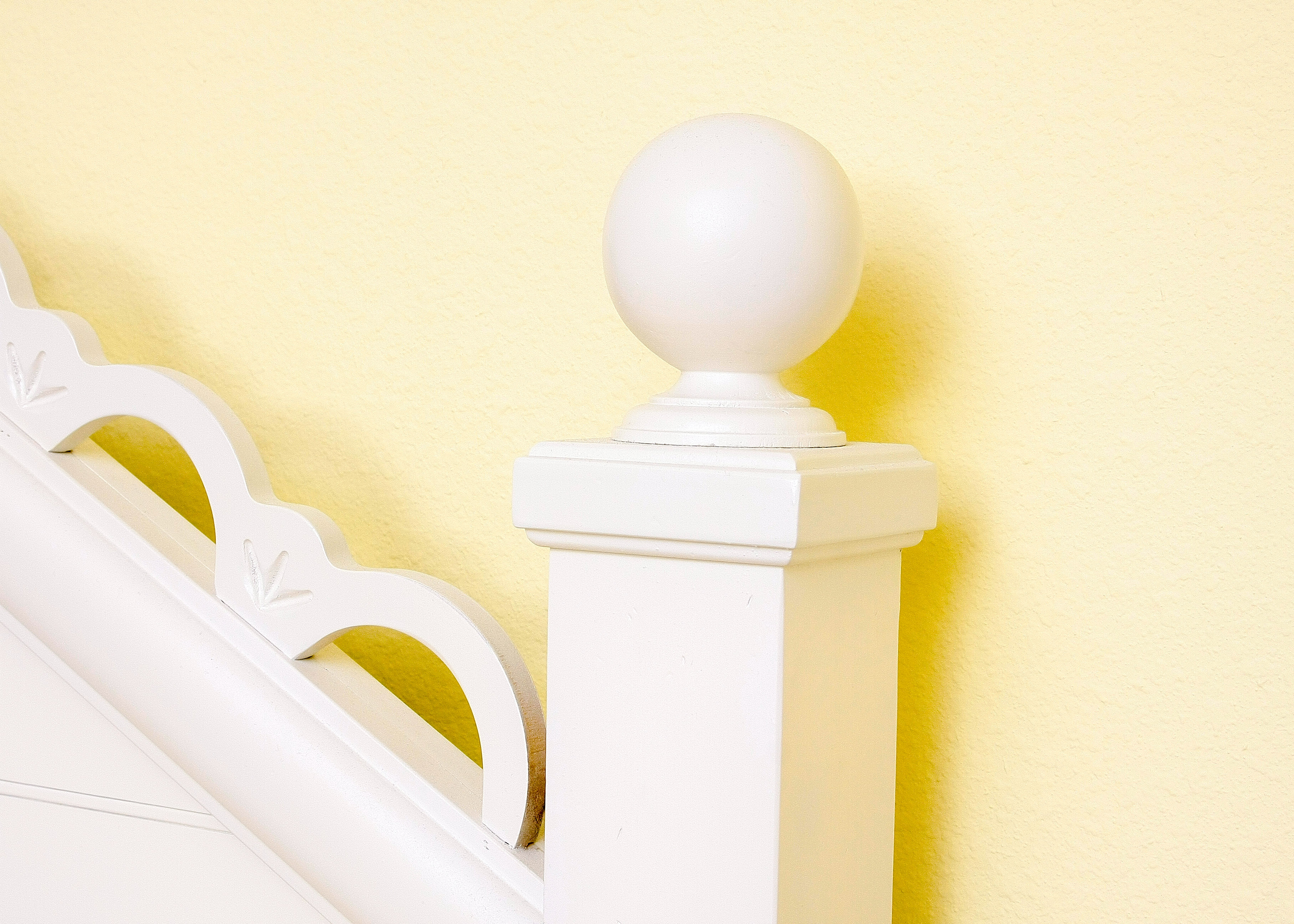 Lexington Furniture White Wicker and Wooden Bedroom Set