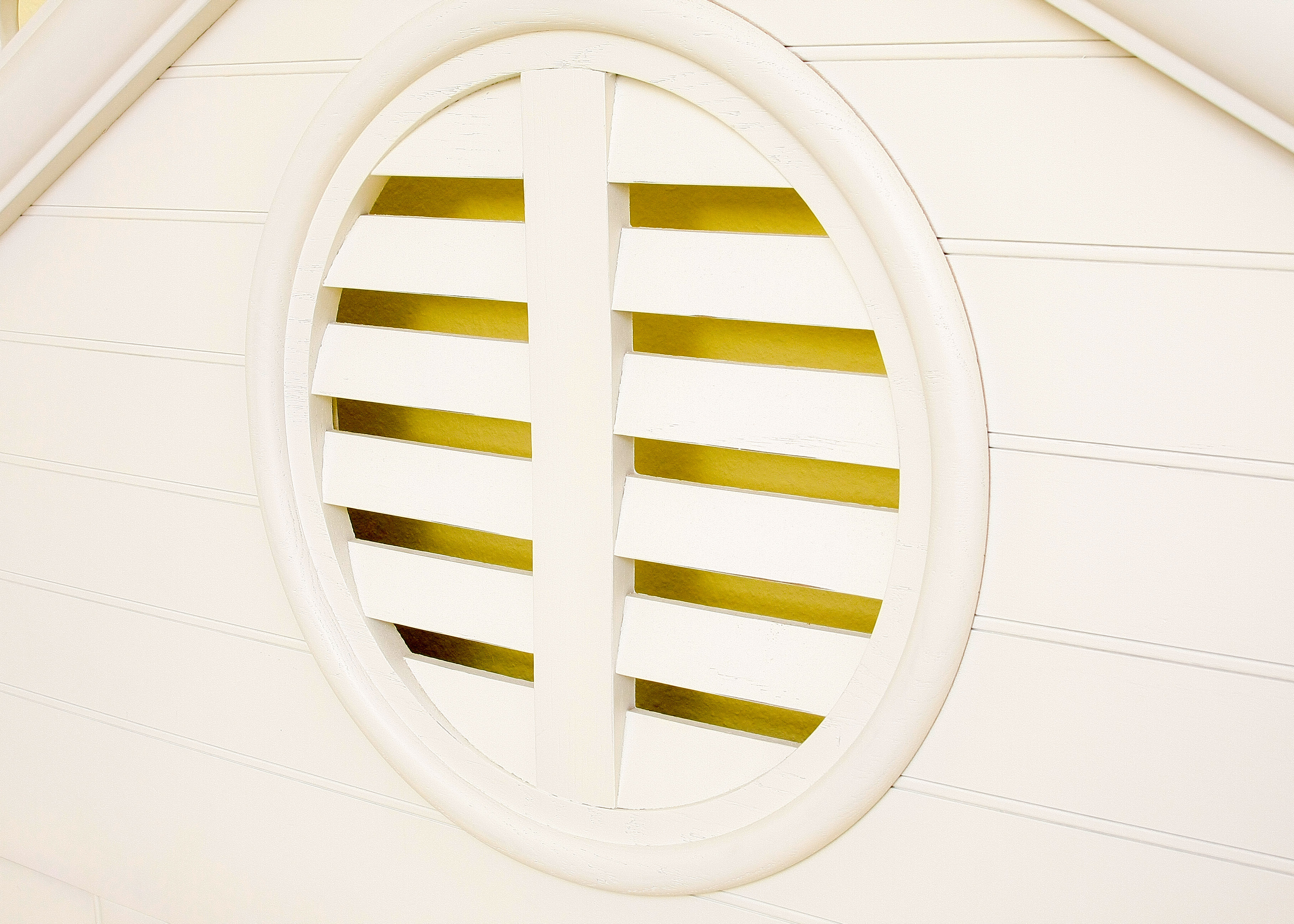 Lexington Furniture White Wicker and Wooden Bedroom Set