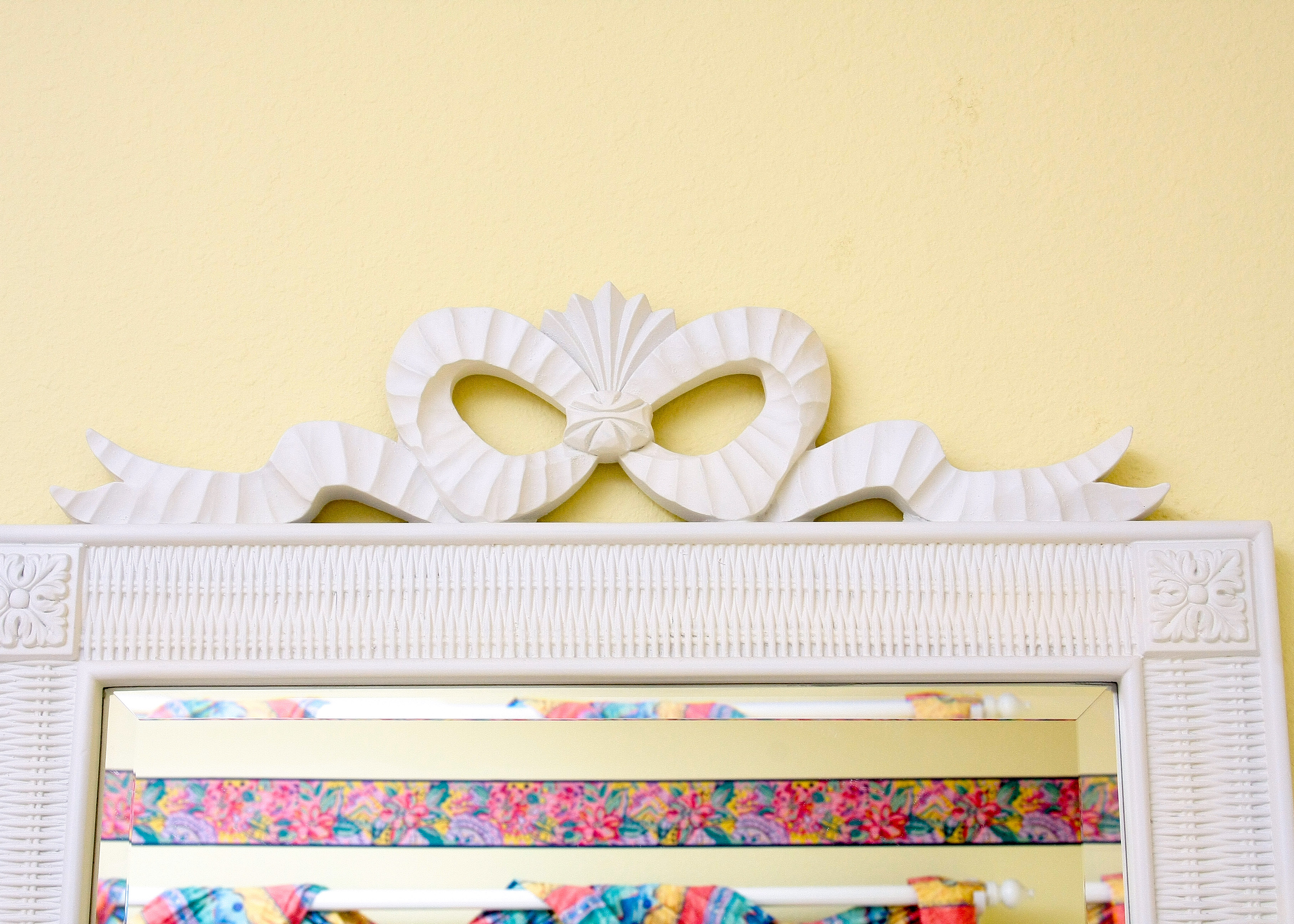 Lexington Furniture White Wicker and Wooden Bedroom Set