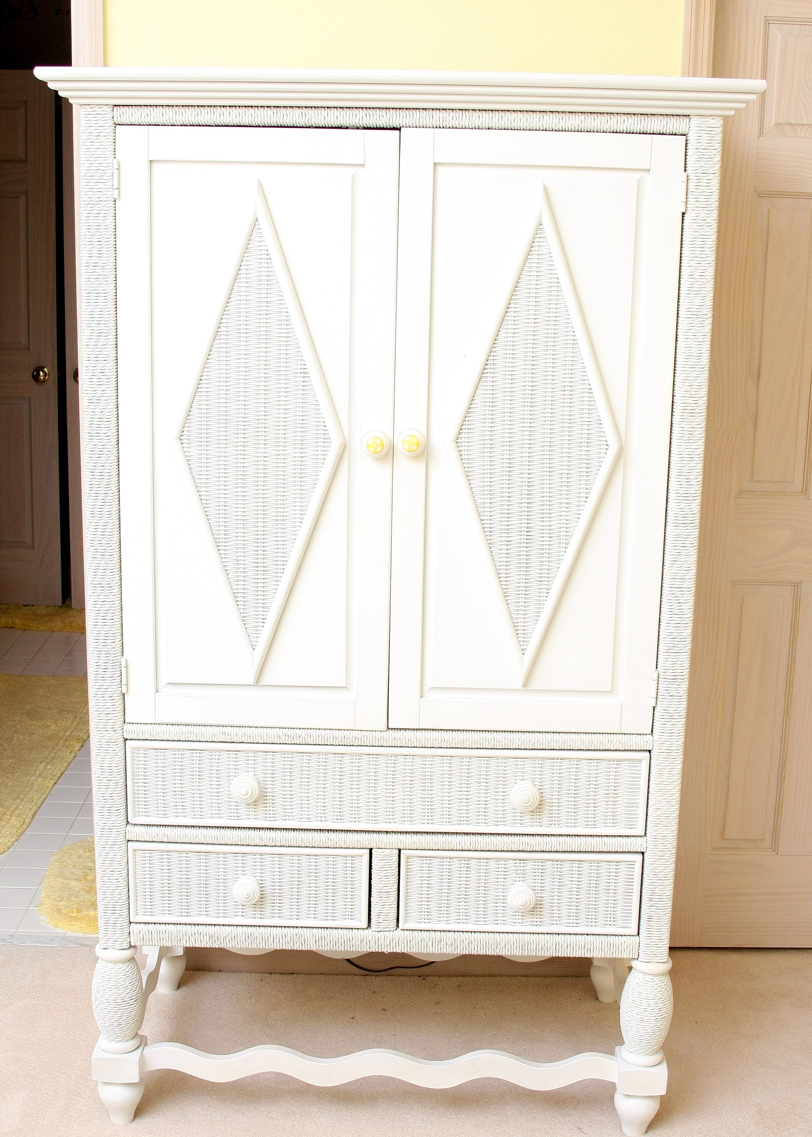 Lexington Furniture White Wicker and Wooden Bedroom Set