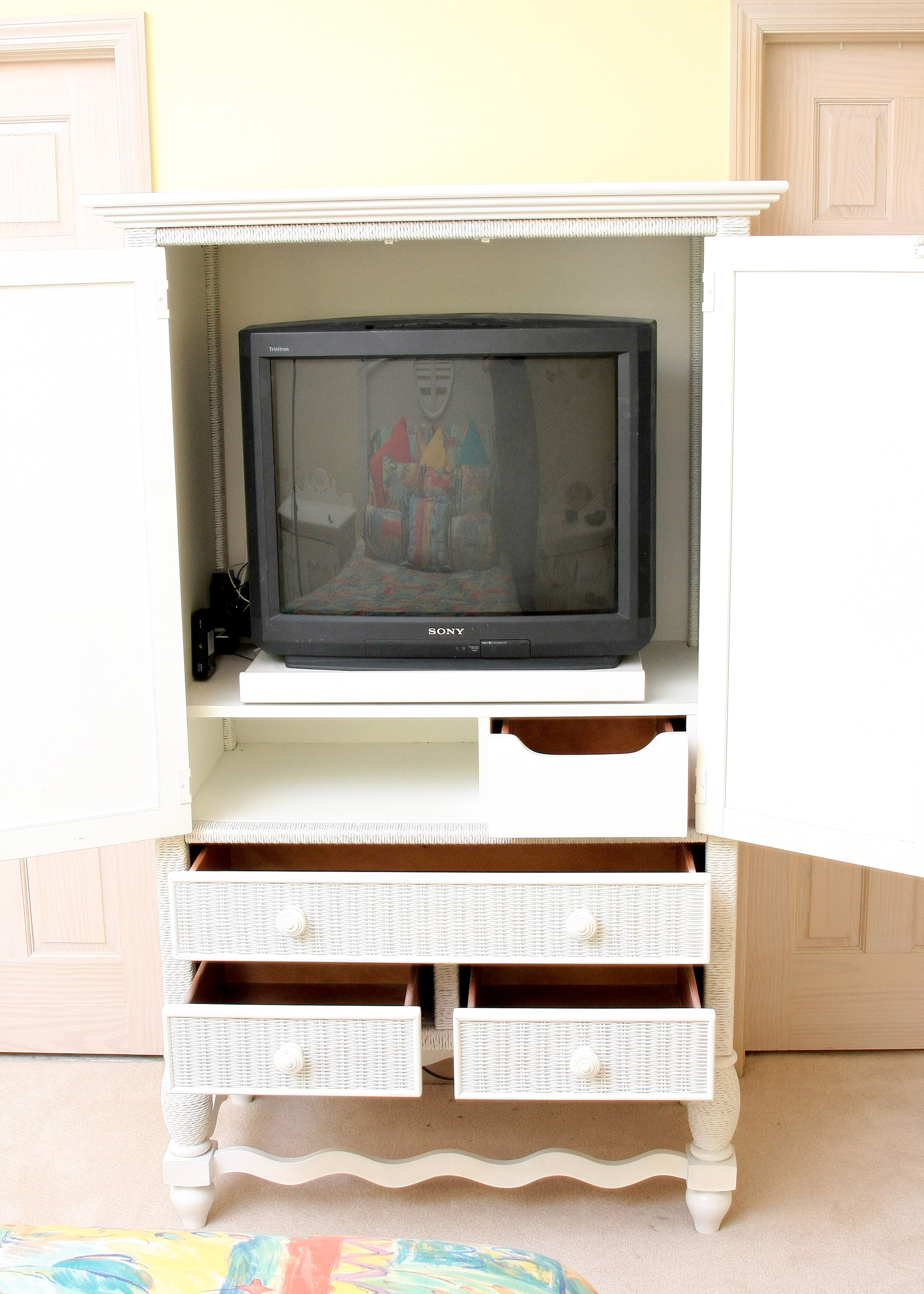 Lexington Furniture White Wicker and Wooden Bedroom Set