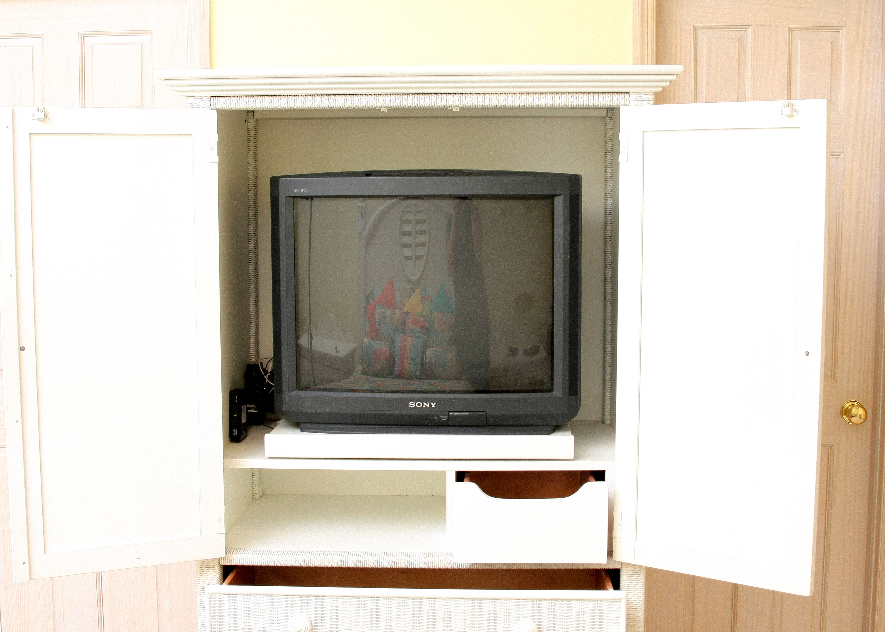 Lexington Furniture White Wicker and Wooden Bedroom Set