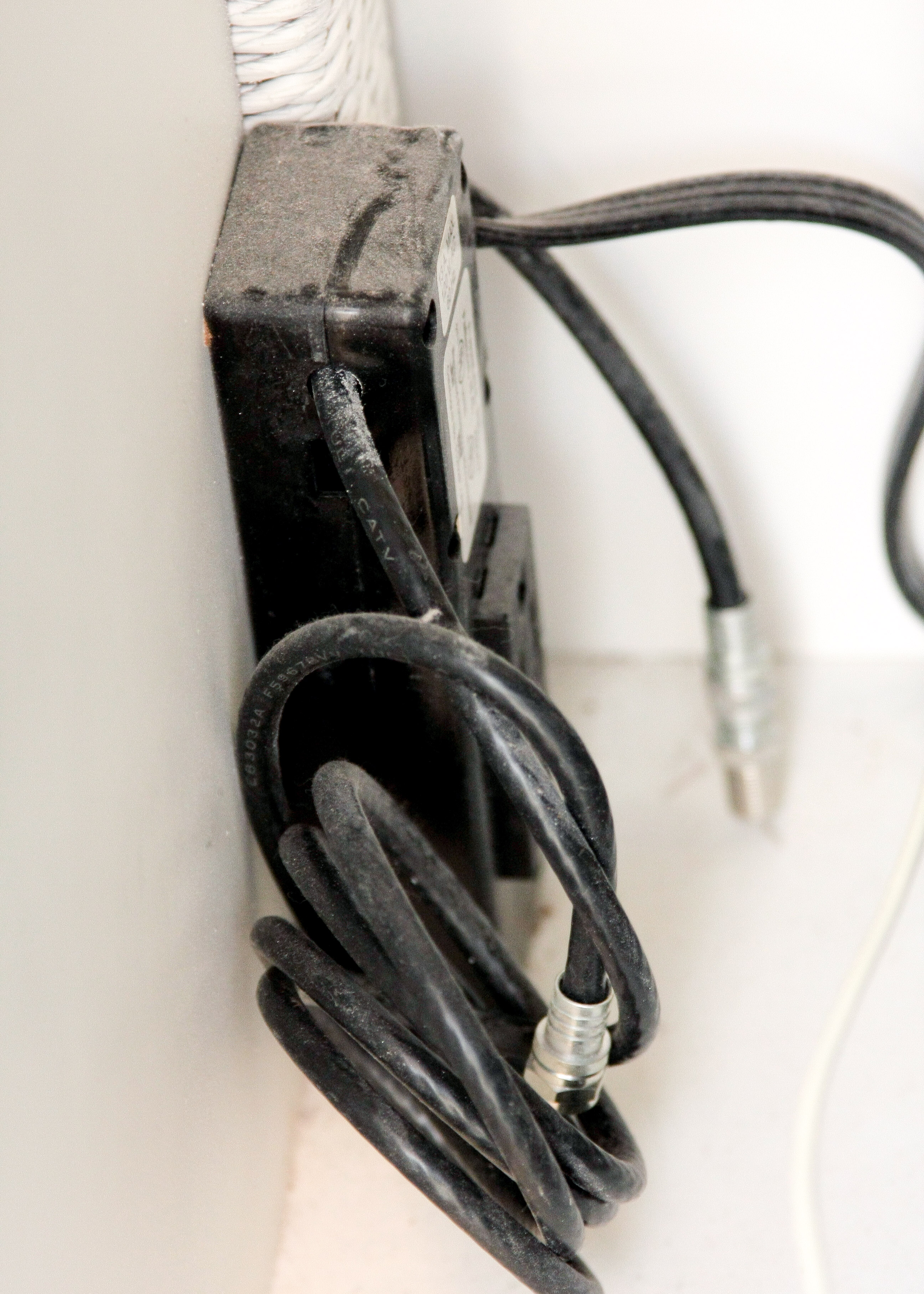 Lexington Furniture White Wicker and Wooden Bedroom Set