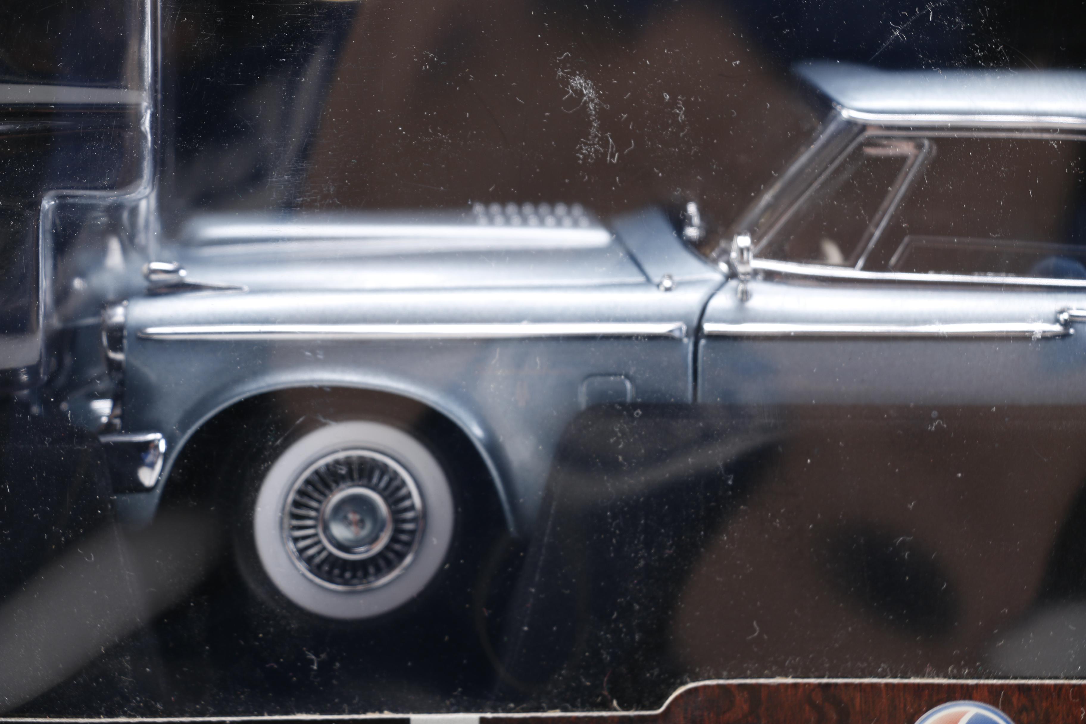 Road Signature 1:24 Scale Die Cast Vehicles