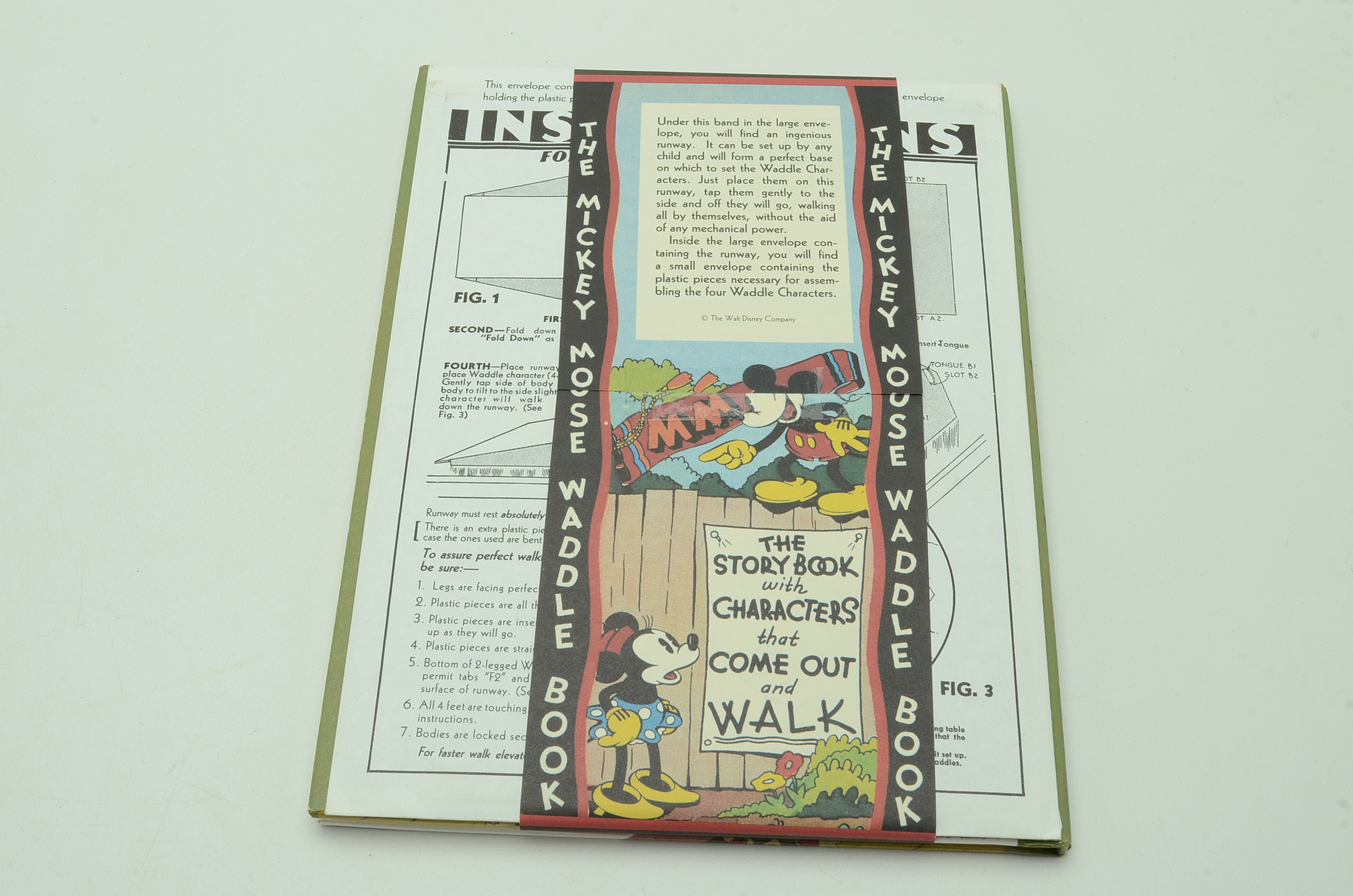 Disney Papercraft Featuring 1970 French "Disneyland à Découper"