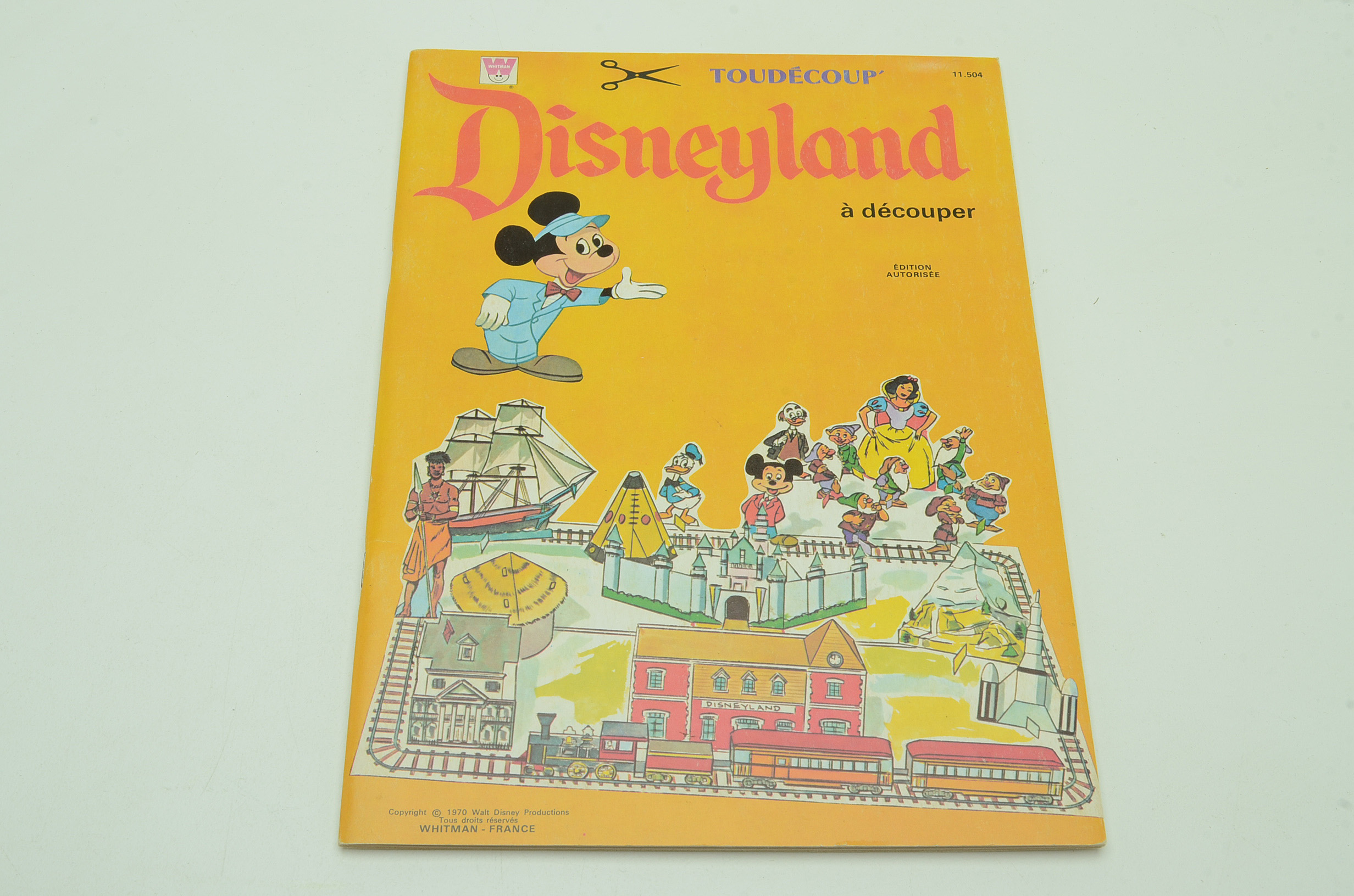 Disney Papercraft Featuring 1970 French "Disneyland à Découper"