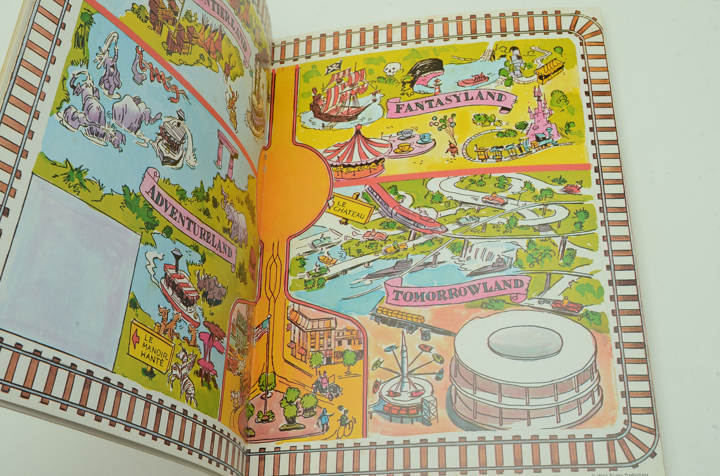 Disney Papercraft Featuring 1970 French "Disneyland à Découper"