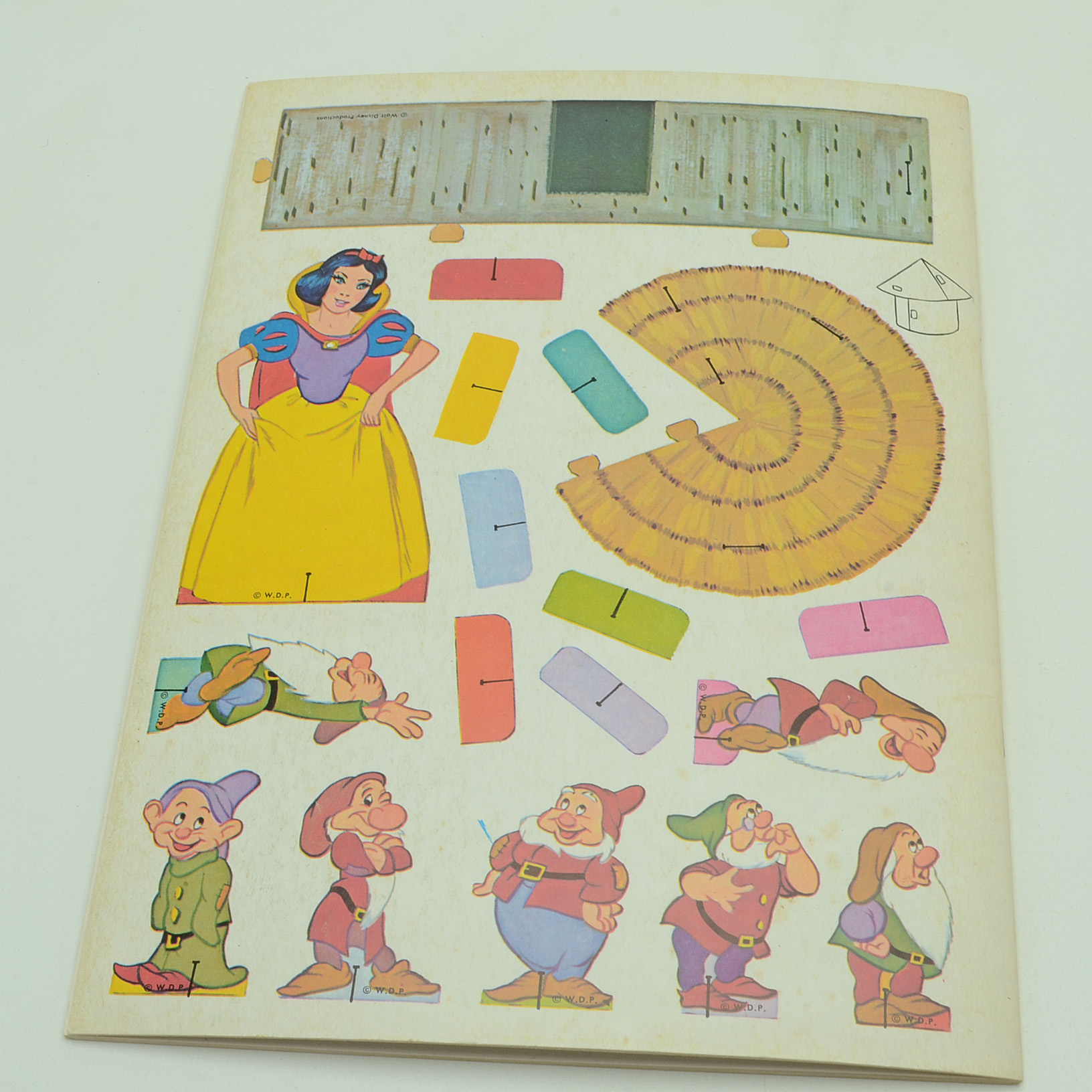 Disney Papercraft Featuring 1970 French "Disneyland à Découper"