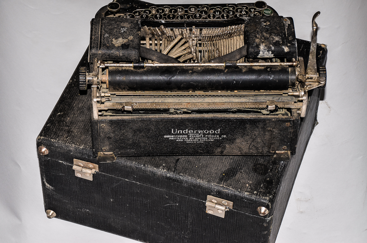 Vintage Underwood Typewriter in Case