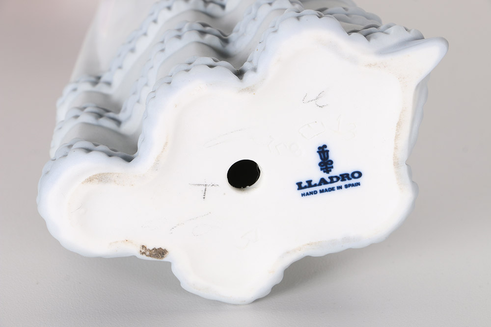 Lladró  "Aranjuez Little Lady" Porcelain Figurine