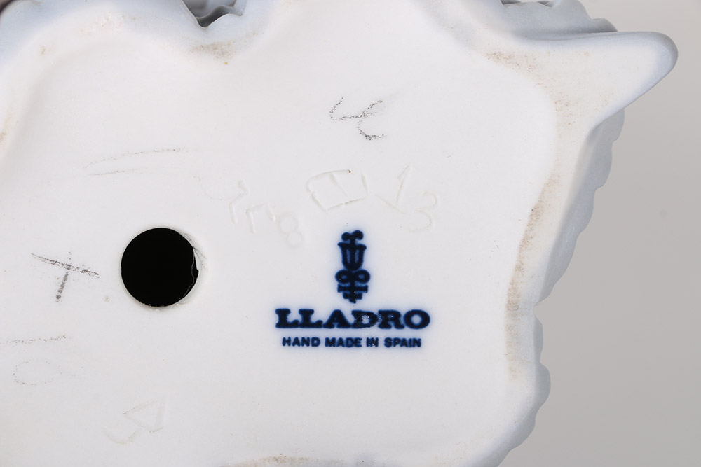 Lladró  "Aranjuez Little Lady" Porcelain Figurine