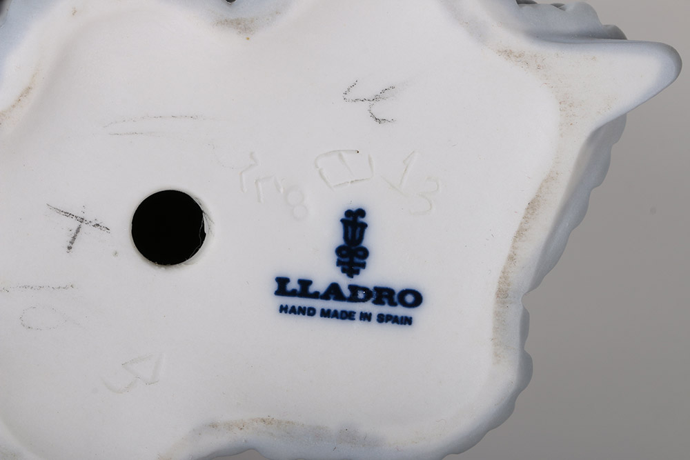 Lladró  "Aranjuez Little Lady" Porcelain Figurine