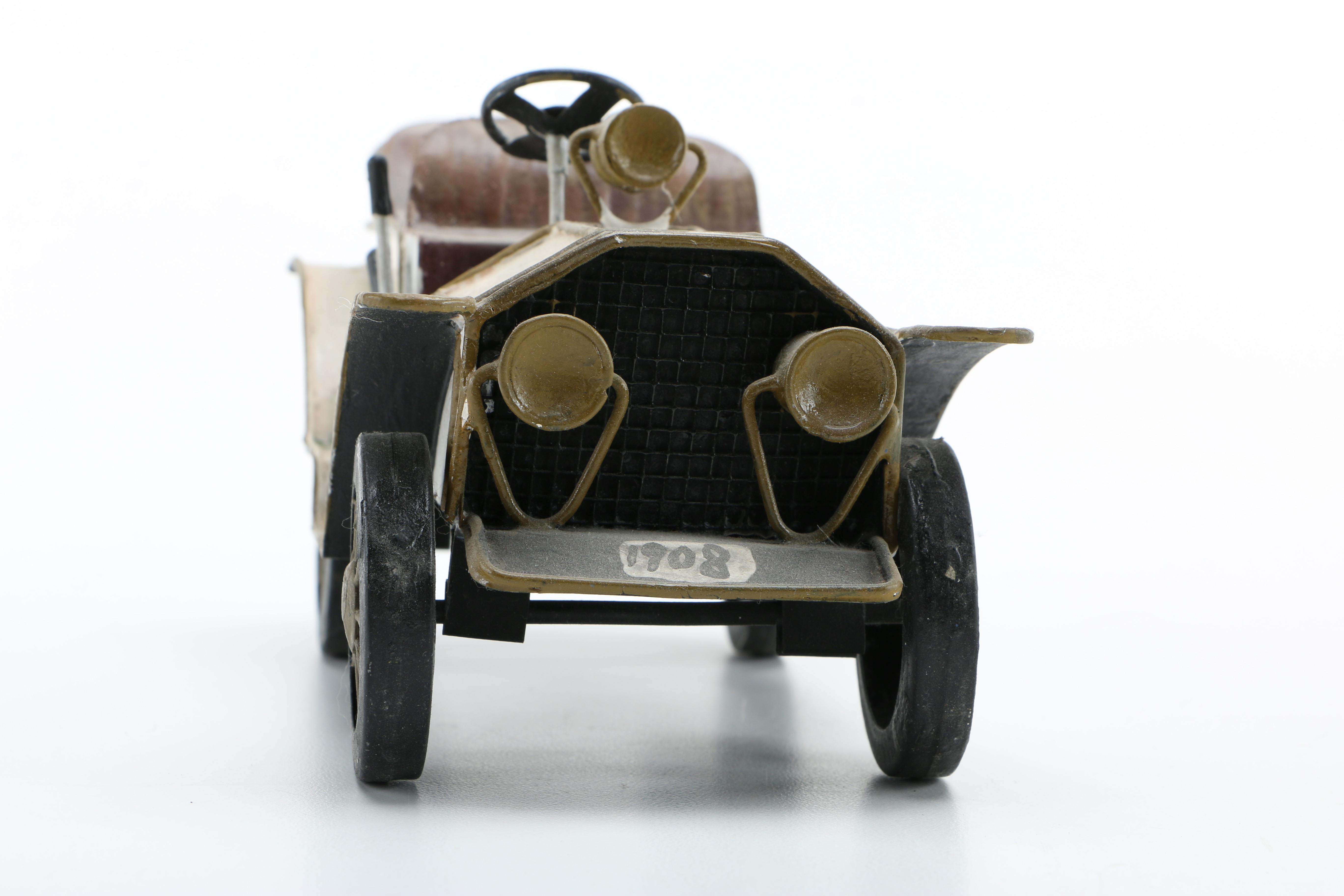 Popular Imports Figurines