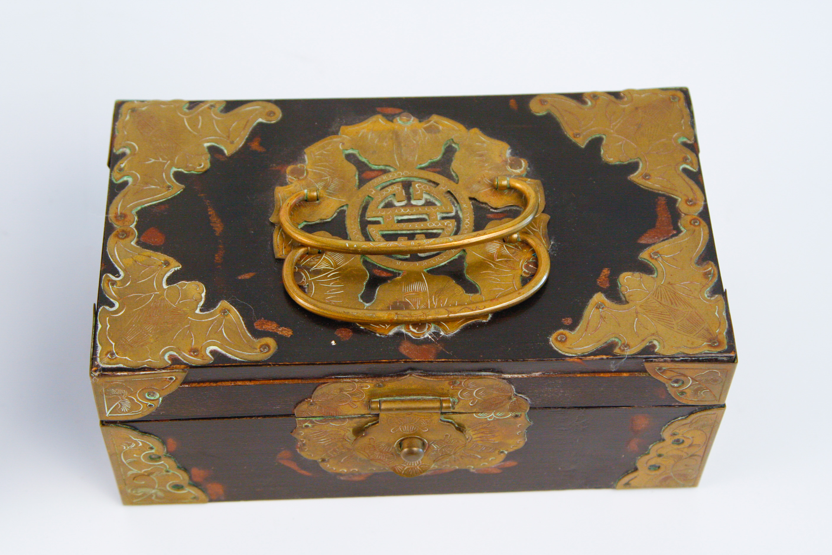 Pairing of Hinged Wooden Boxes