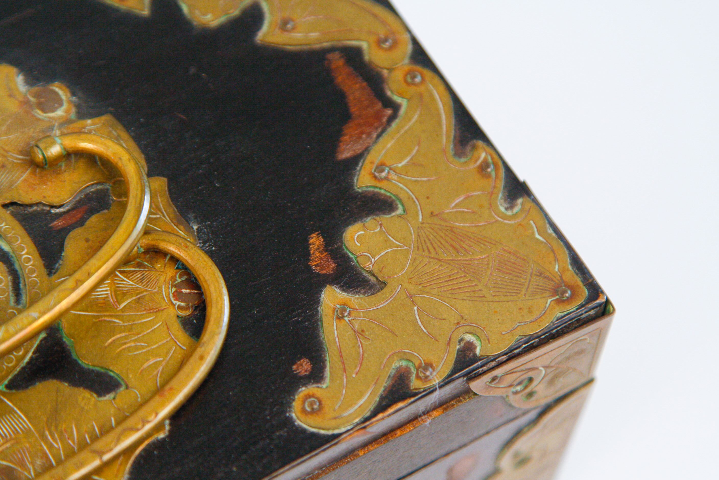 Pairing of Hinged Wooden Boxes