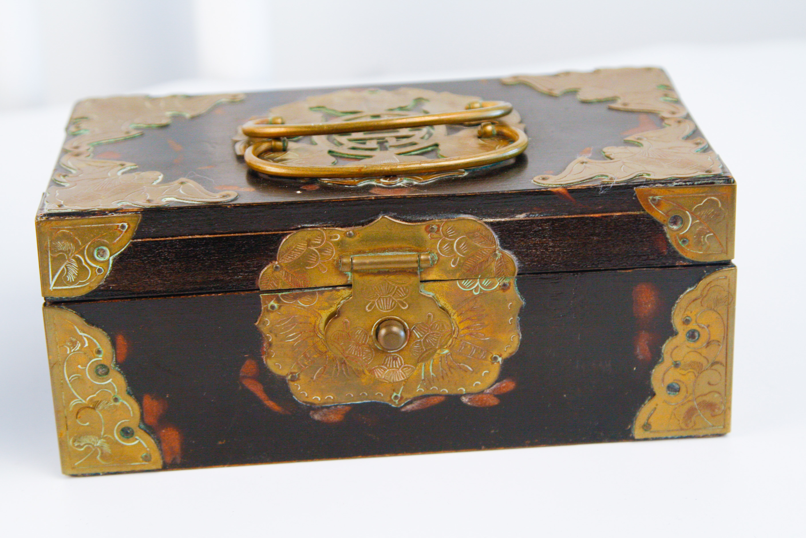 Pairing of Hinged Wooden Boxes