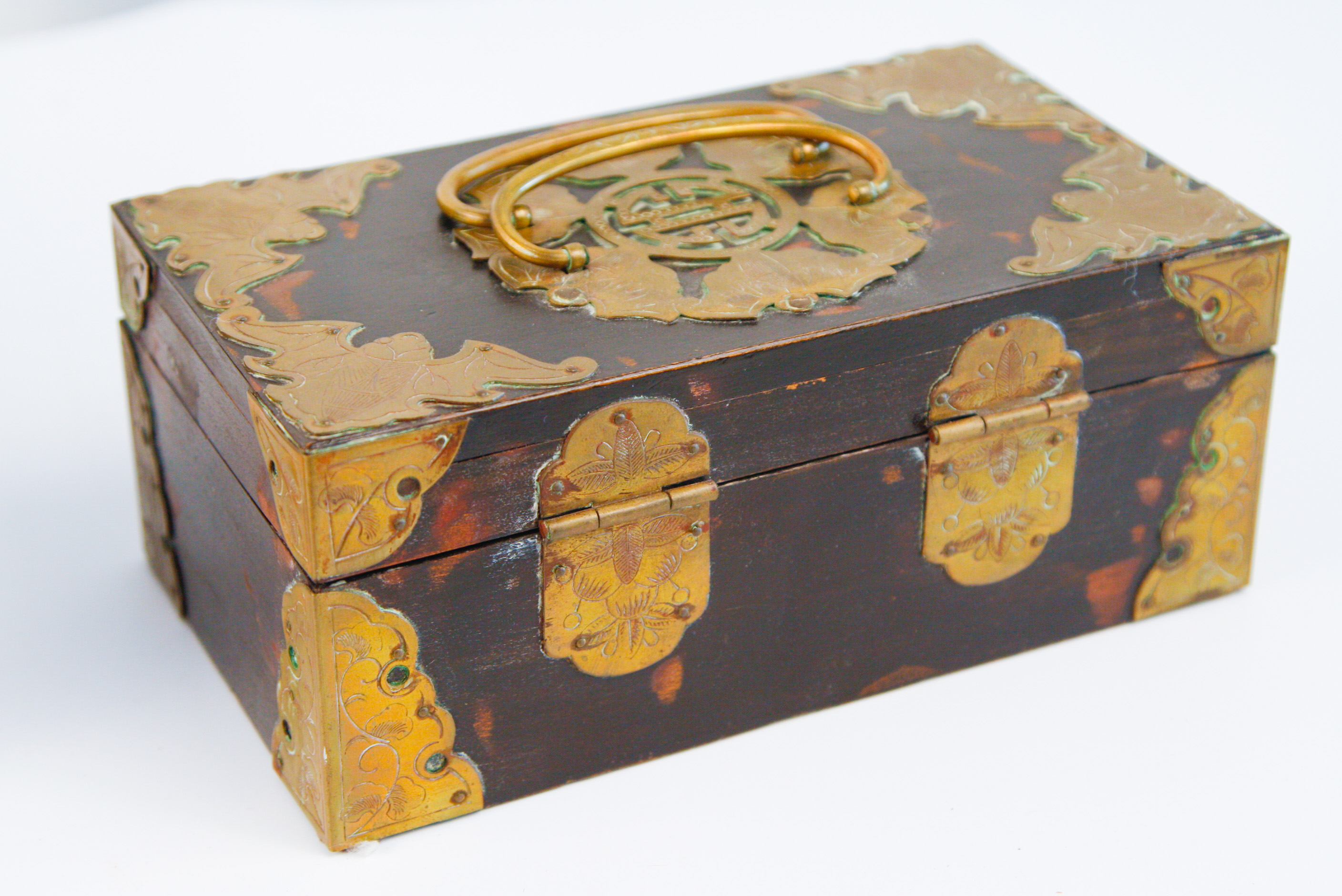 Pairing of Hinged Wooden Boxes