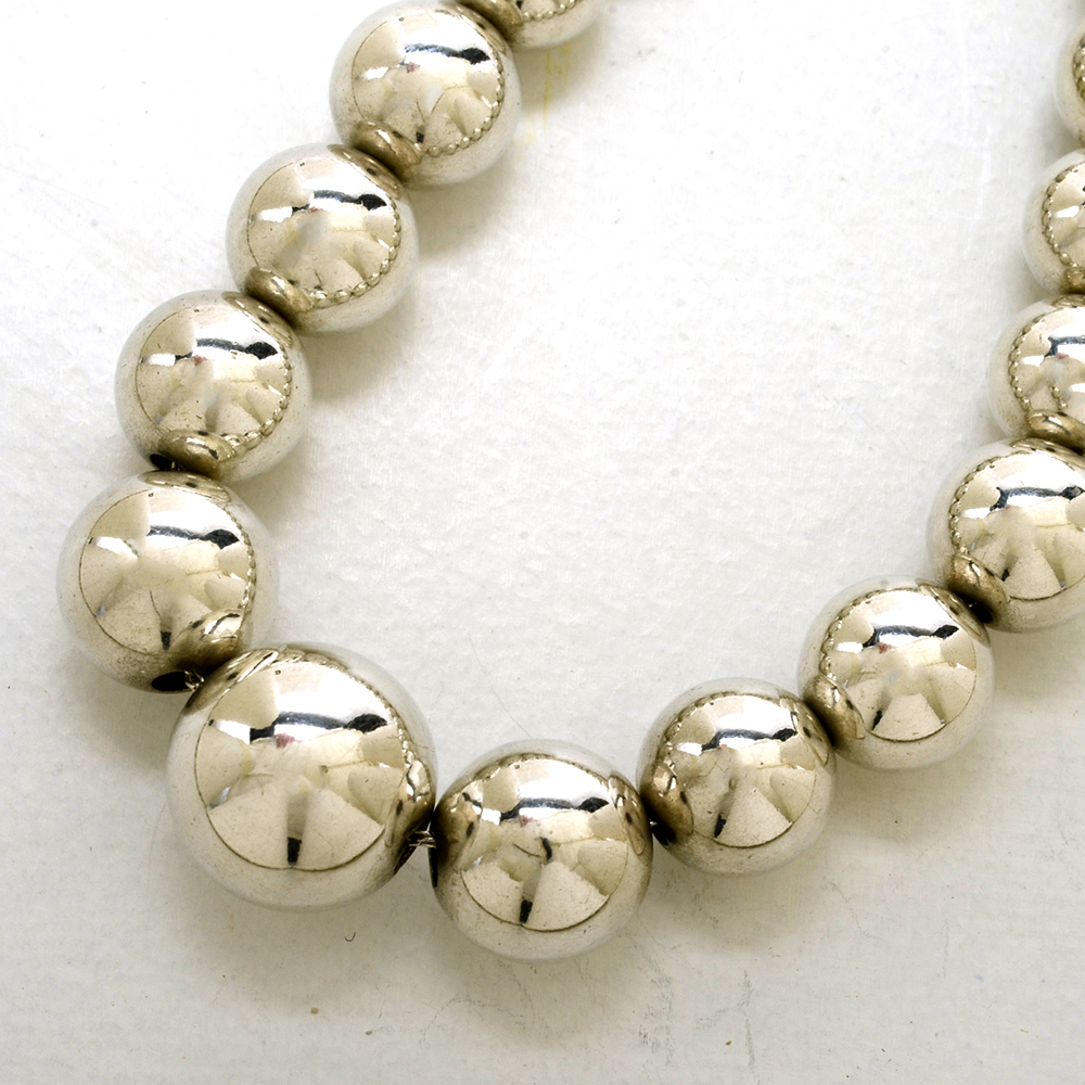Unmarked Silvertone Graduated Beaded Necklace
