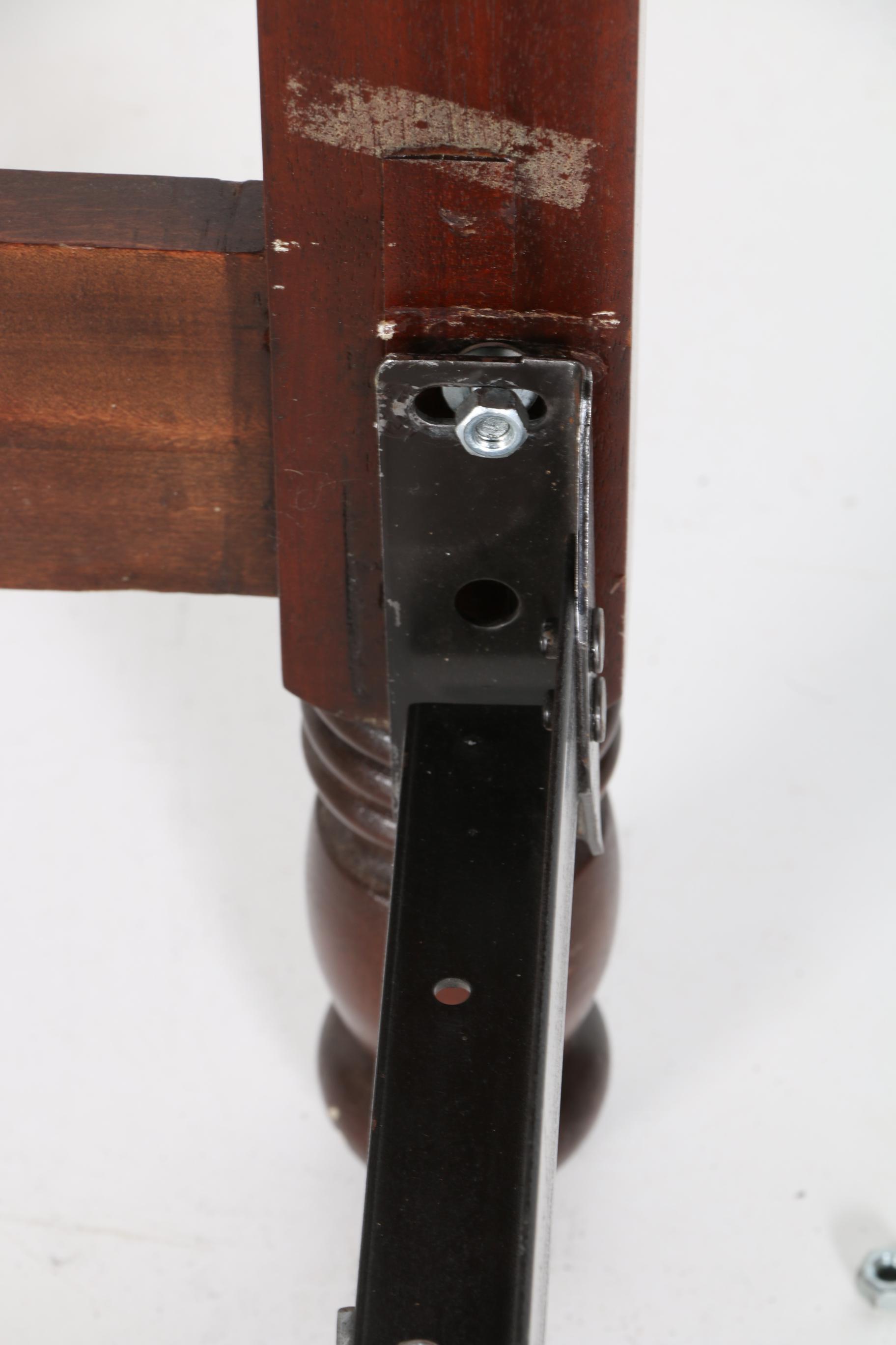 Mahogany Finished Queen Size Four Poster Bed WIth Pinecone Finials