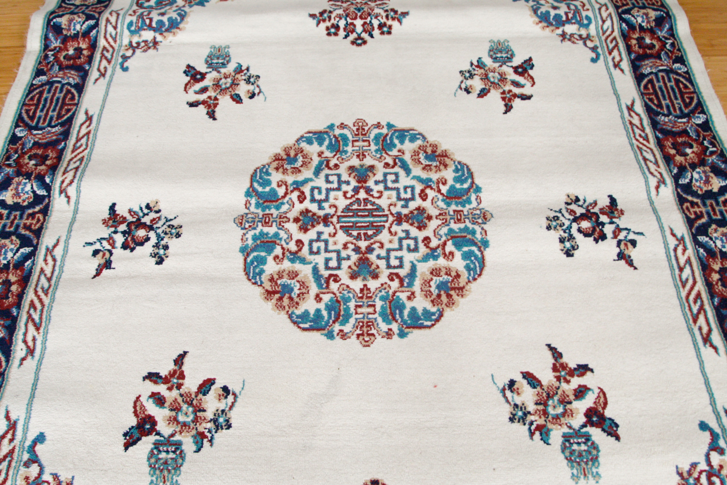 Machine Woven Chinese-Style Medallion Area Rug